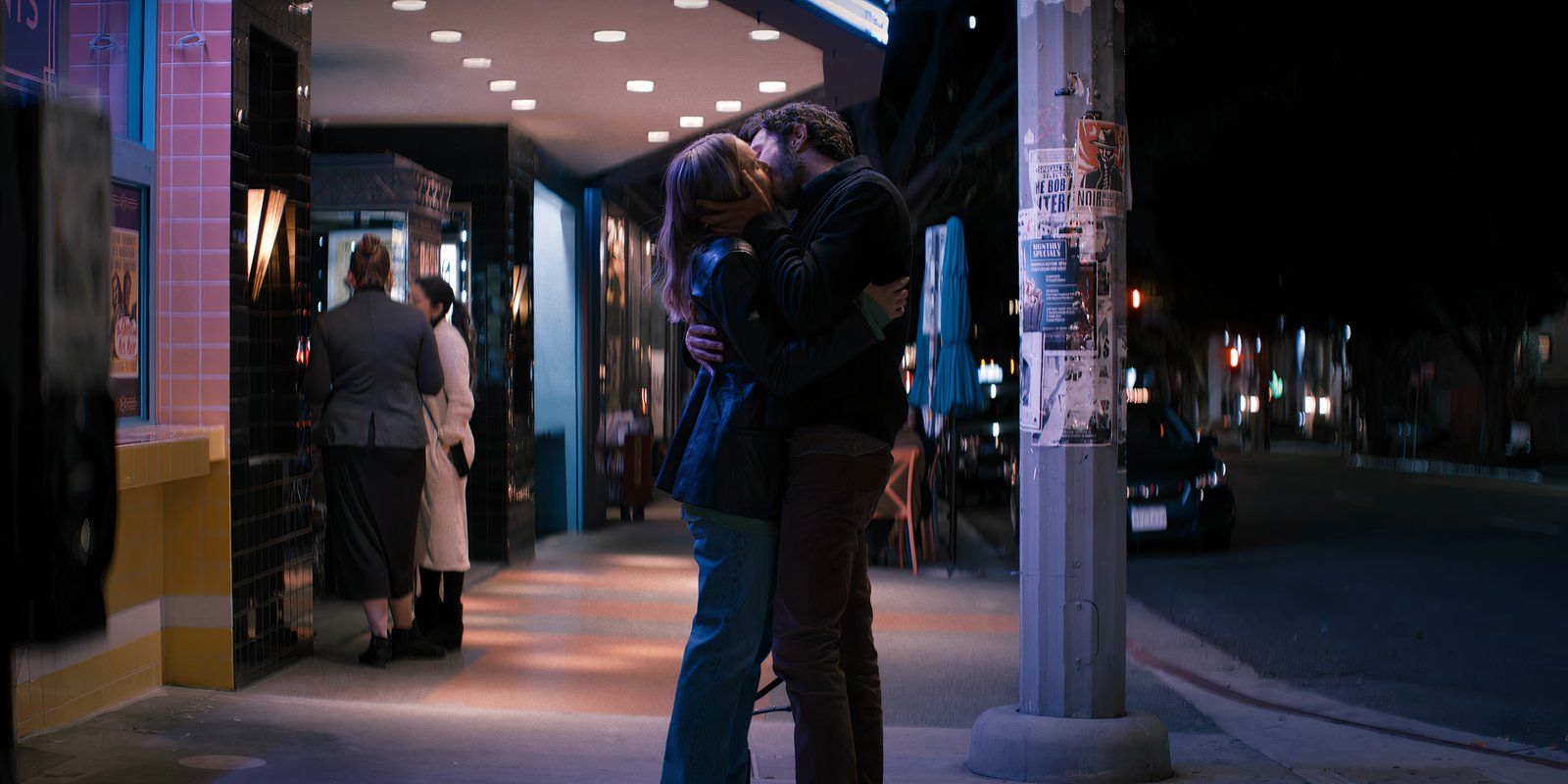 Noah and Joanne kiss while standing on the sidewalk in Nobody Wants This.