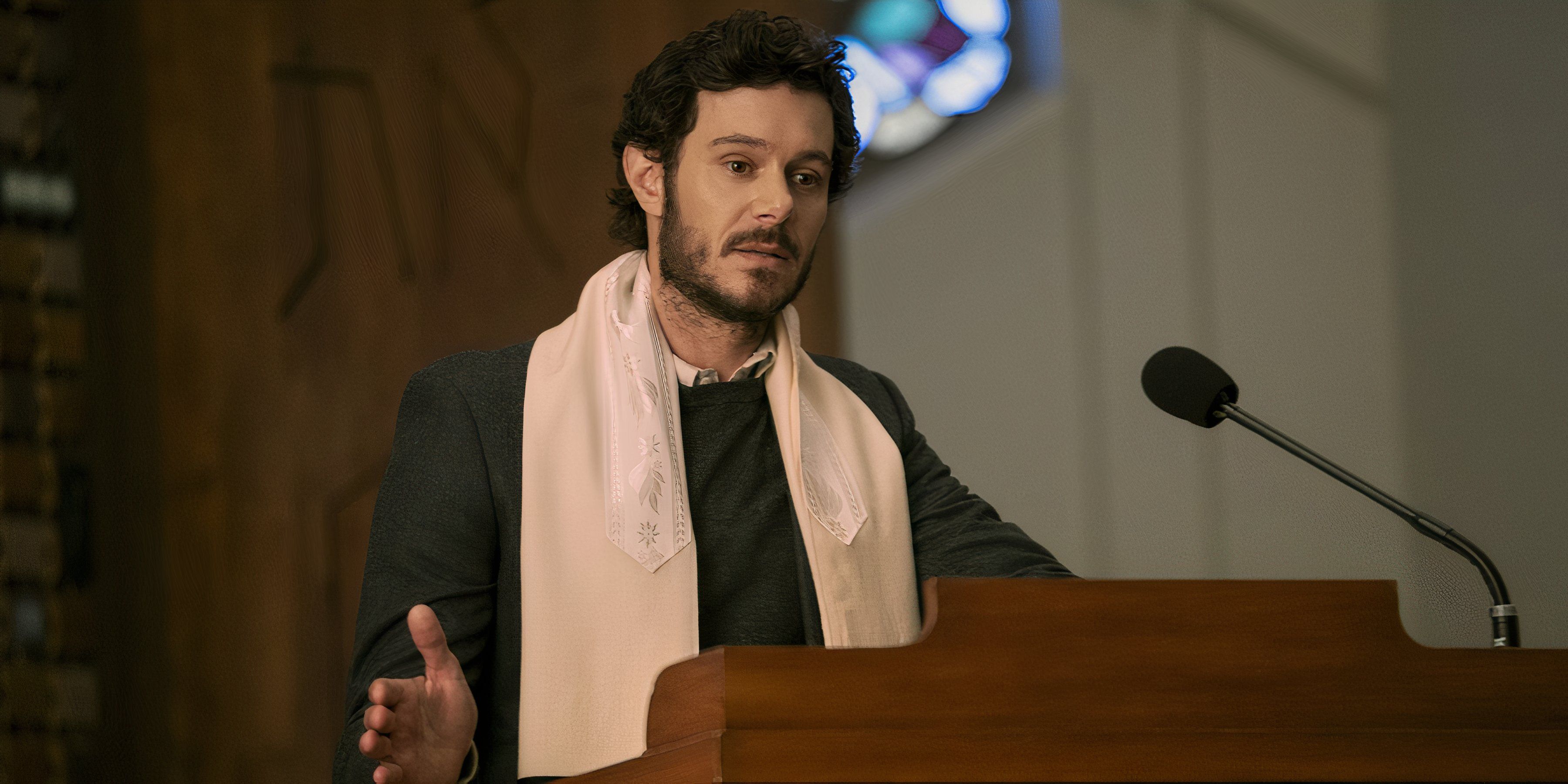 Noah talks from the bimah of the temple in Nobody Wants This