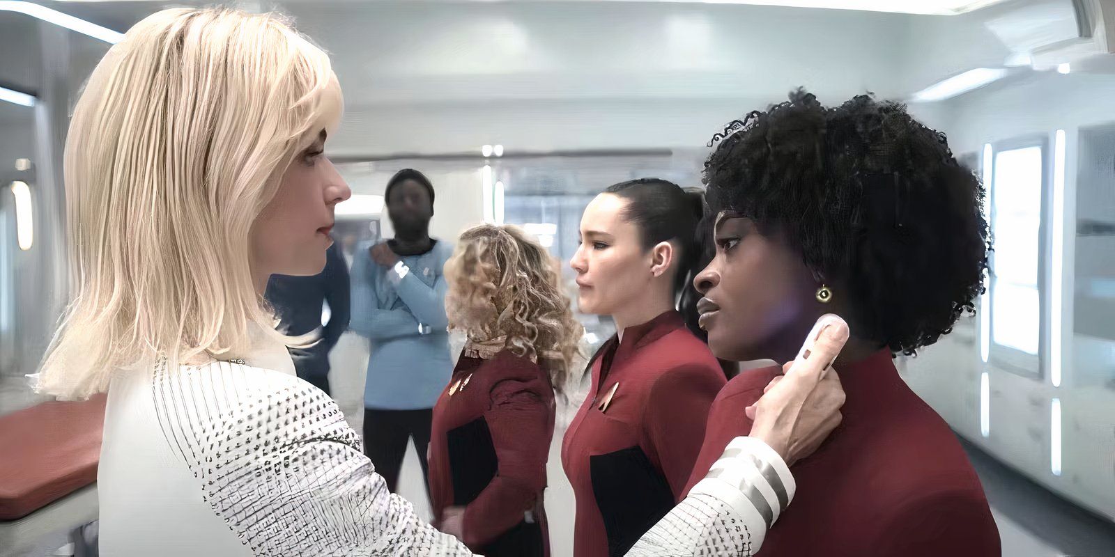 A enfermeira Christine Chapel (Jess Bush) administra um hipospray na alferes Nyota Uhura (Celia Rose Gooding) em Strange New Worlds