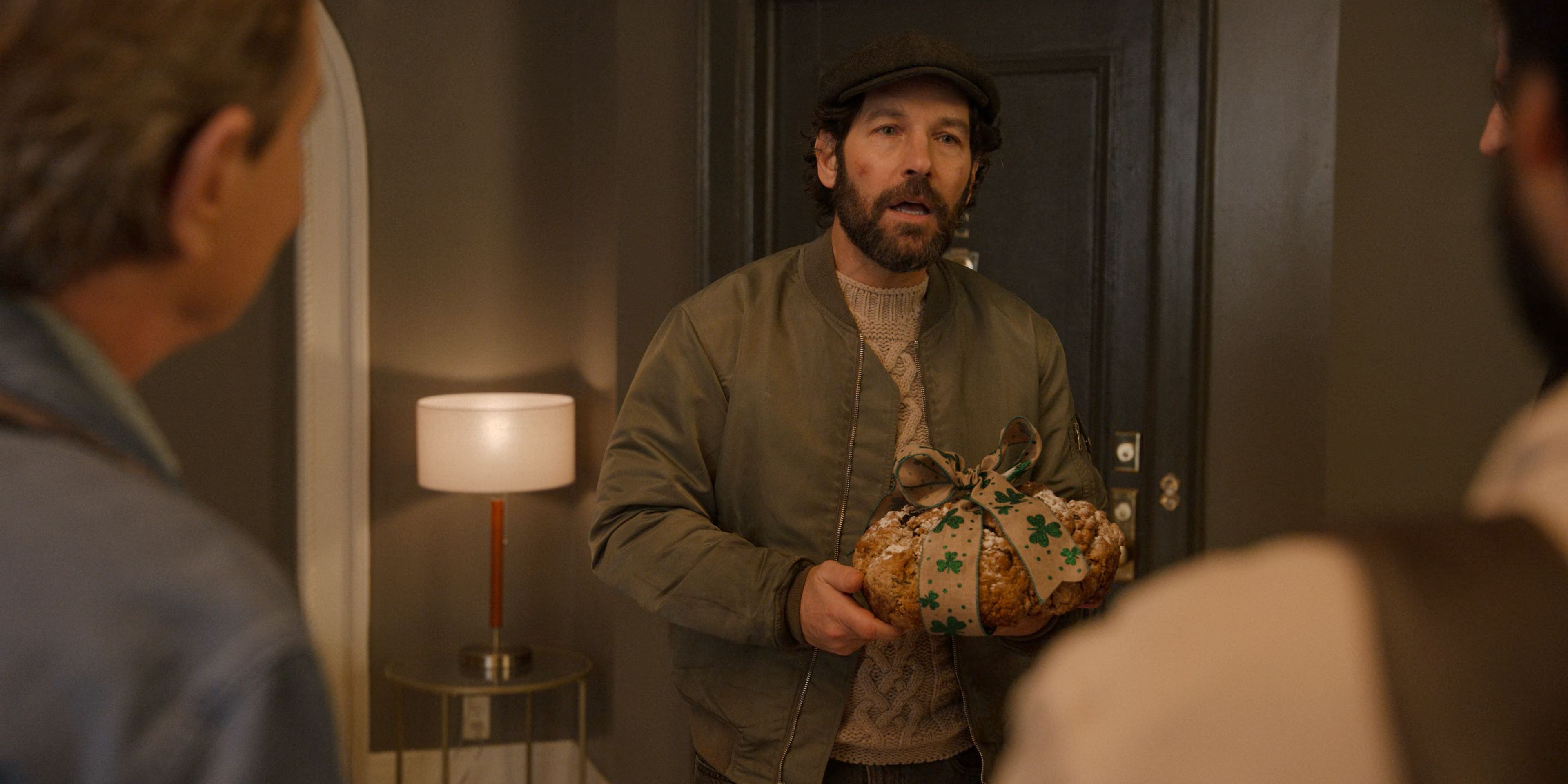 Glenn Stubbins (Paul Rudd) le presenta a Charles una barra de pan en Just Killing Temporada 4, Episodio 5