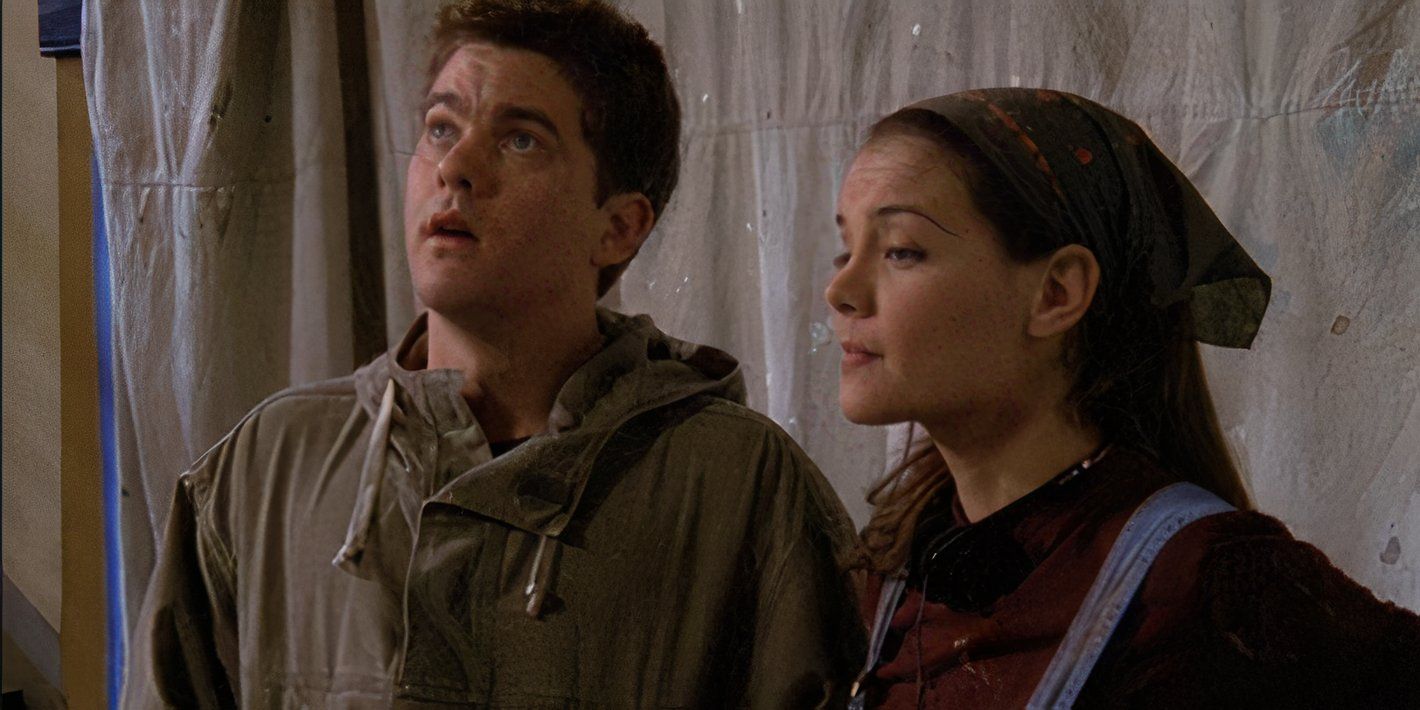 Pacey looking in surprise at Joeys artwork while she stands next to him in the Dawsons Creek episode Crime and Punishment