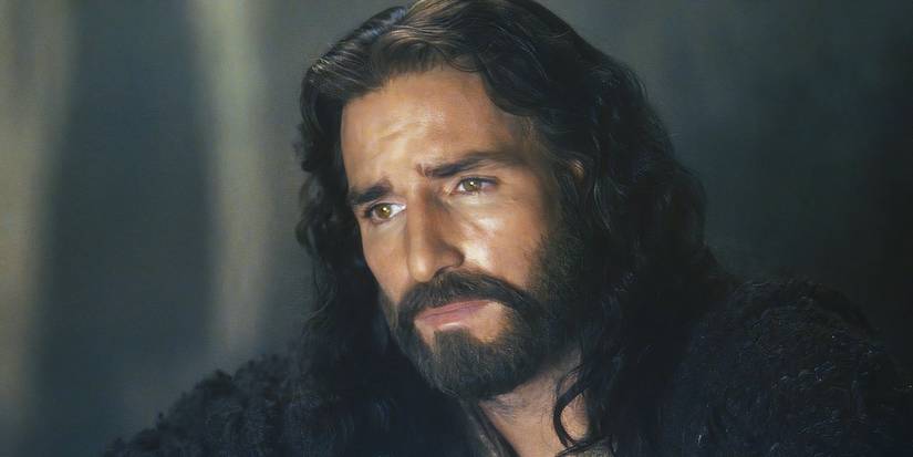 Jesus looks on with a sad expression in The Passion of the Christ