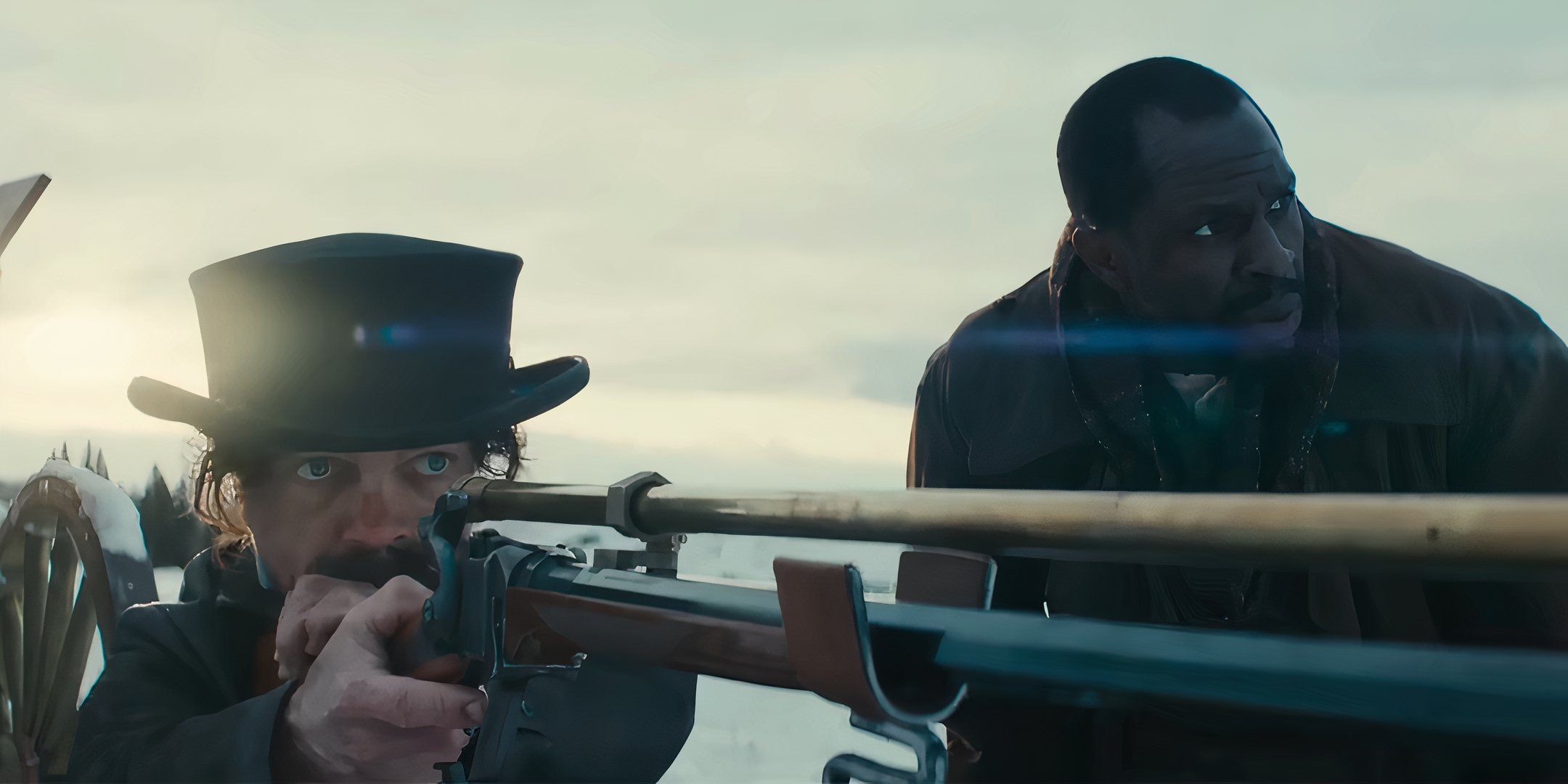 Peter Dinklage como Reginald mirando seu rifle através de um telescópio e Eustace de Gbenga Akinnagbe olhando à distância em The Thicket