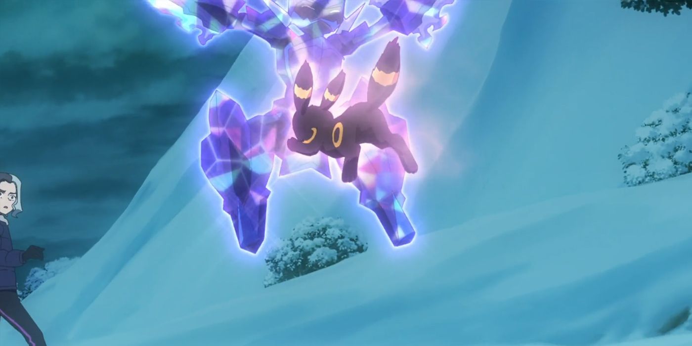 O Umbreon aprimorado por Laquium derrota o Ceruledge Terastallizado de Amethio com um único golpe.