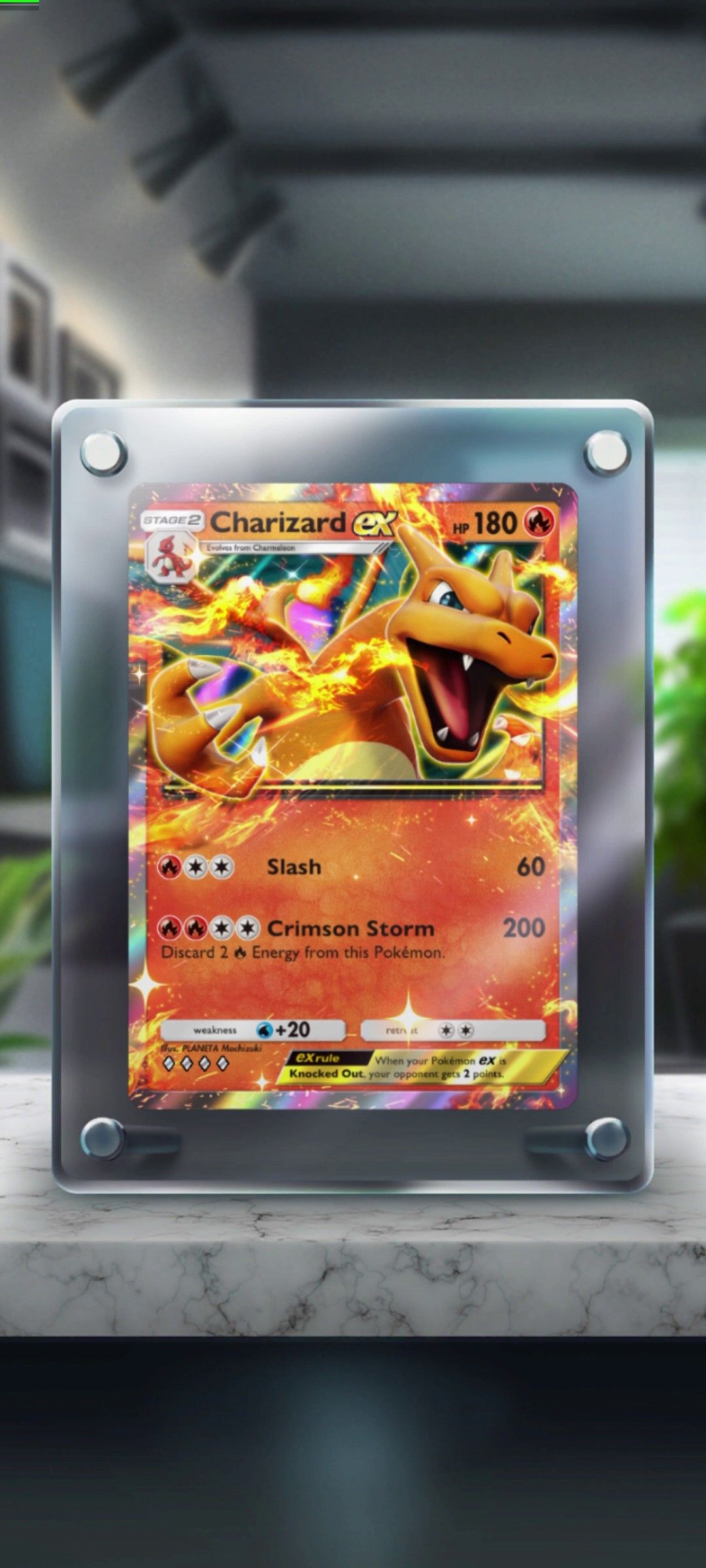 Tablero de visualización de bolsillo de Pokémon TCG que muestra la carta anterior de Charizard en un marco transparente.