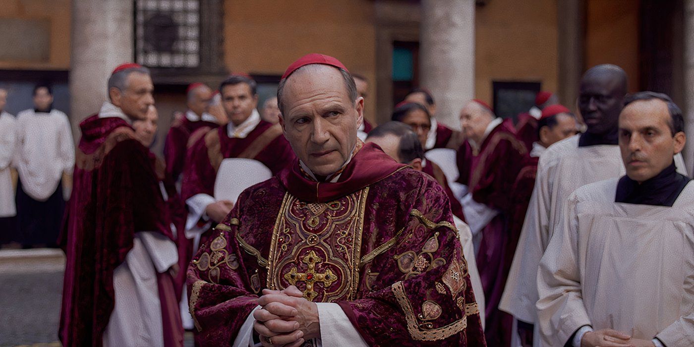 Ralph Fiennes sigue en pie en una capilla del Cónclave