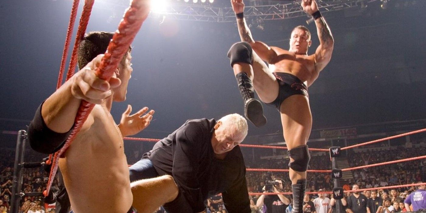 Randy Orton acerta Dusty Rhodes com um chute na frente de Cody Rhodes no WWE Monday Night Raw