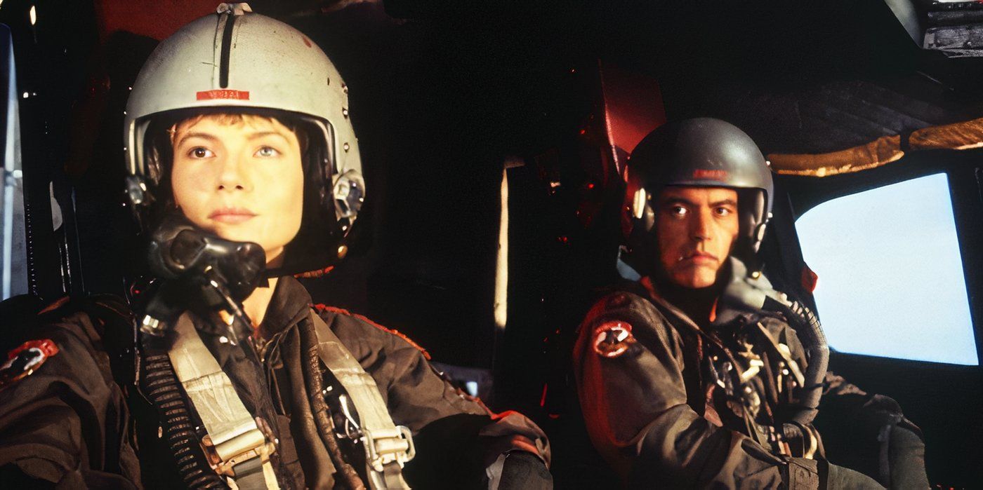 Rebecca De Mornay e Powers Boothe sentados em uma aeronave. 