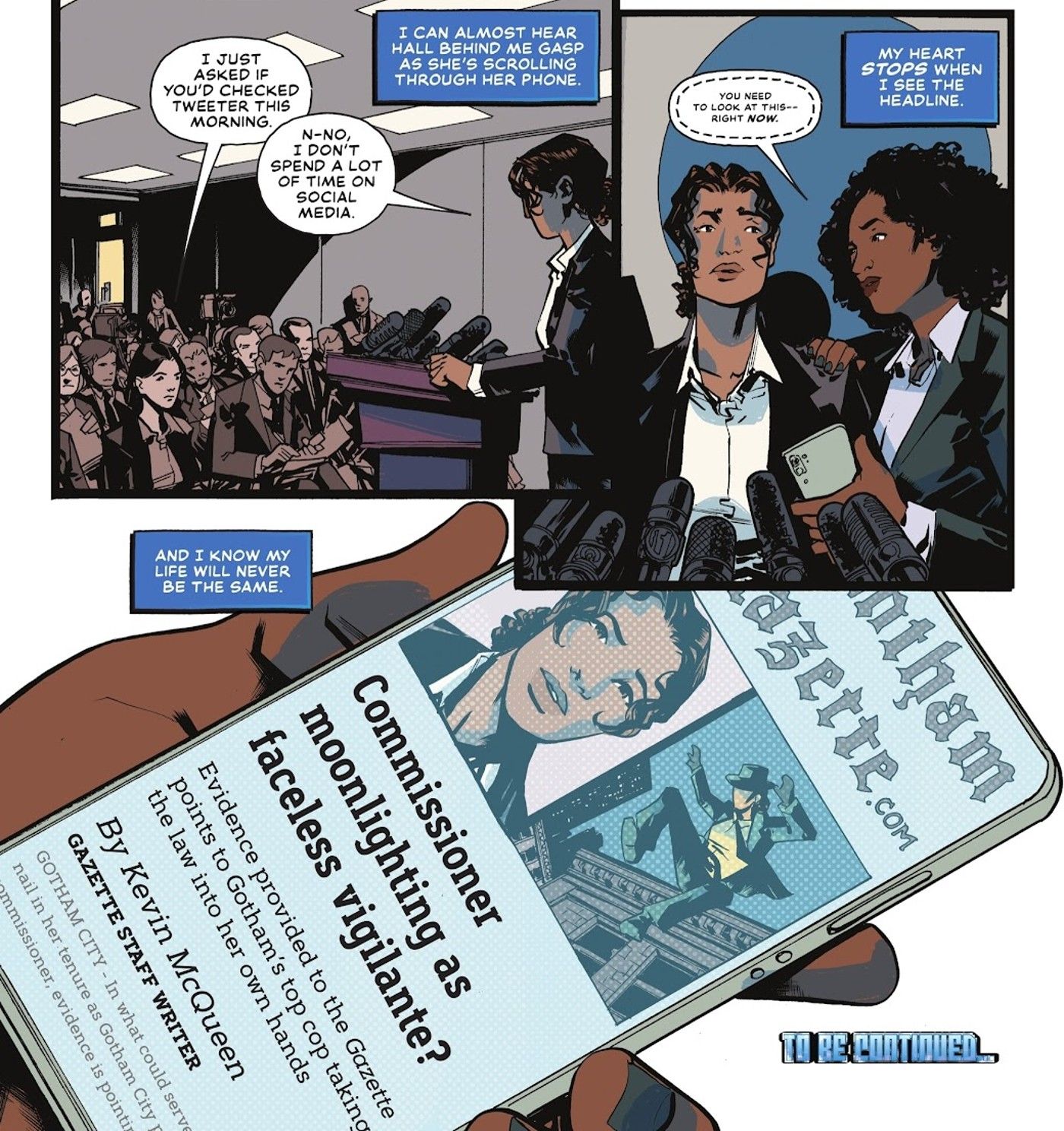 Painéis de quadrinhos: um artigo revelando que Renee Montoya é a Questão é mostrado em um telefone durante a coletiva de imprensa de Renee.