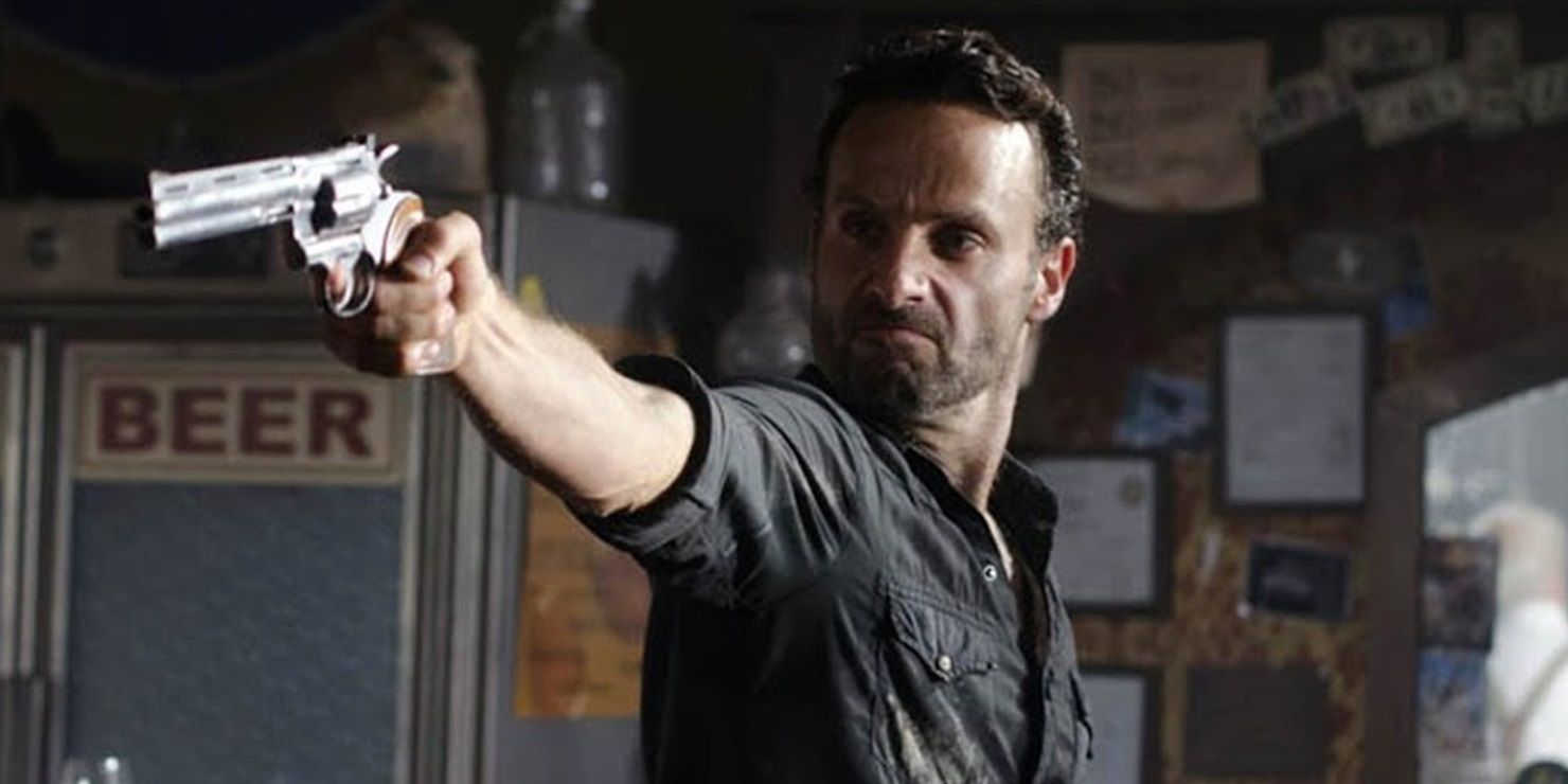 Rick segurando uma arma em um bar em The Walking Dead