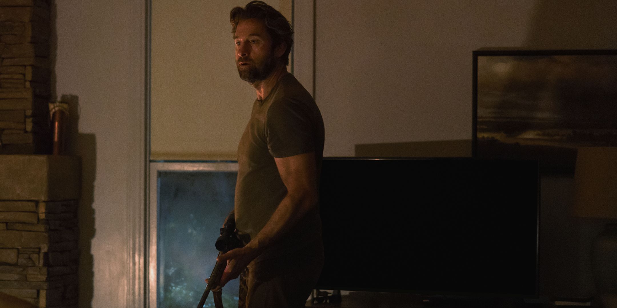 Scott Speedman mientras James está preocupado mientras sostiene un rifle en la casa de té.