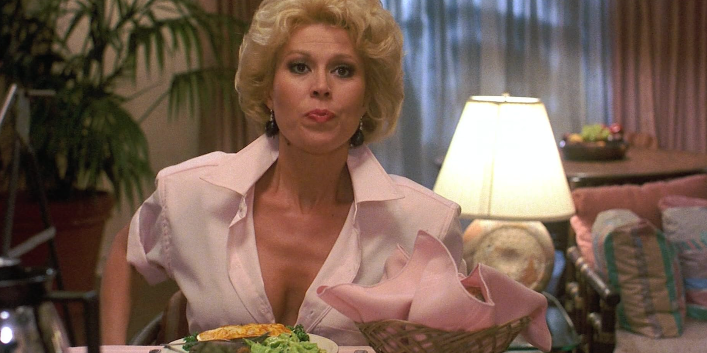 Leslie Easterbrook como Bobbie Sue em uma mesa de jantar em Private Resort (1985)