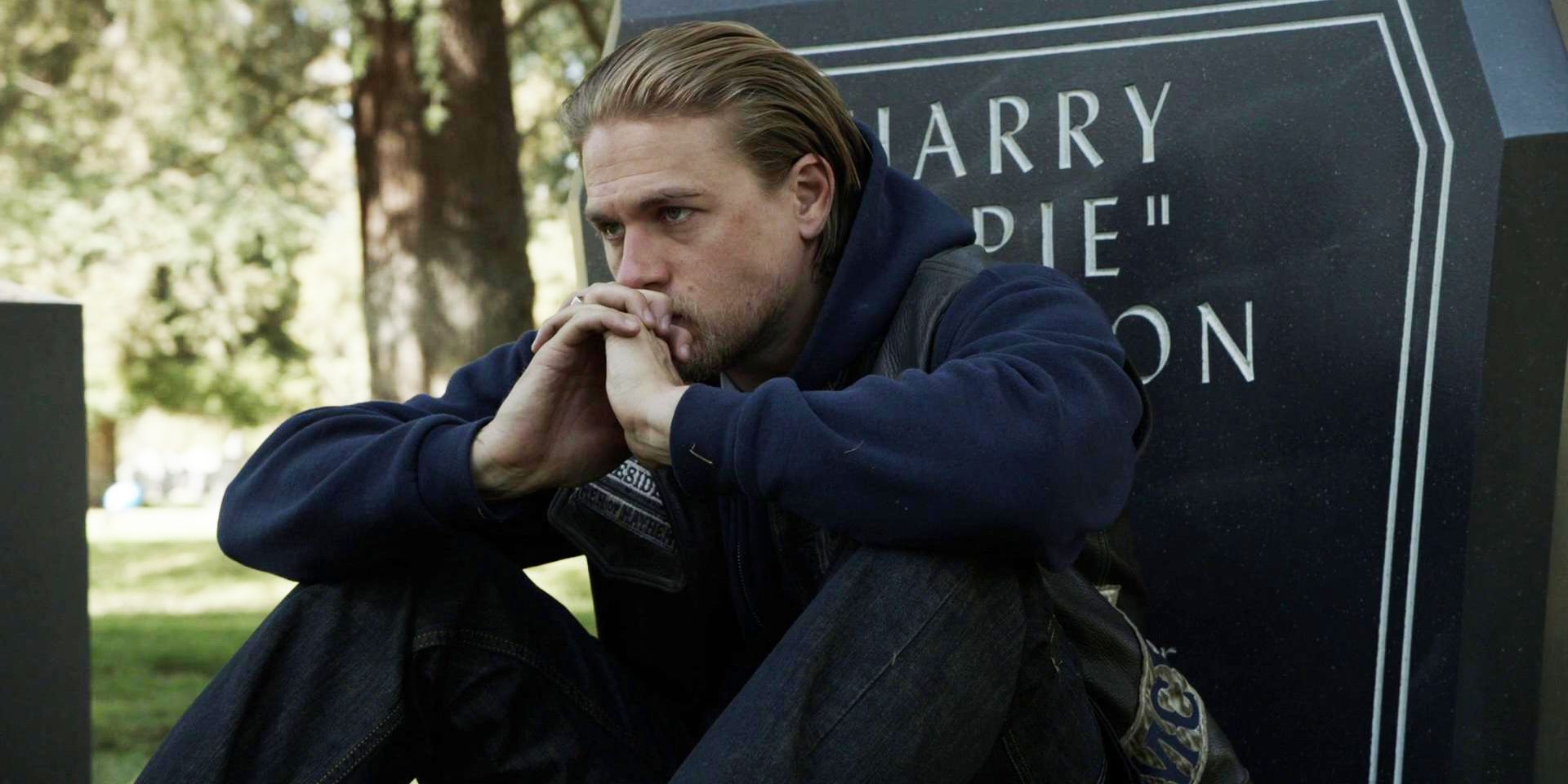 Sons of Anarchy Jax sentados junto a la tumba de Opie