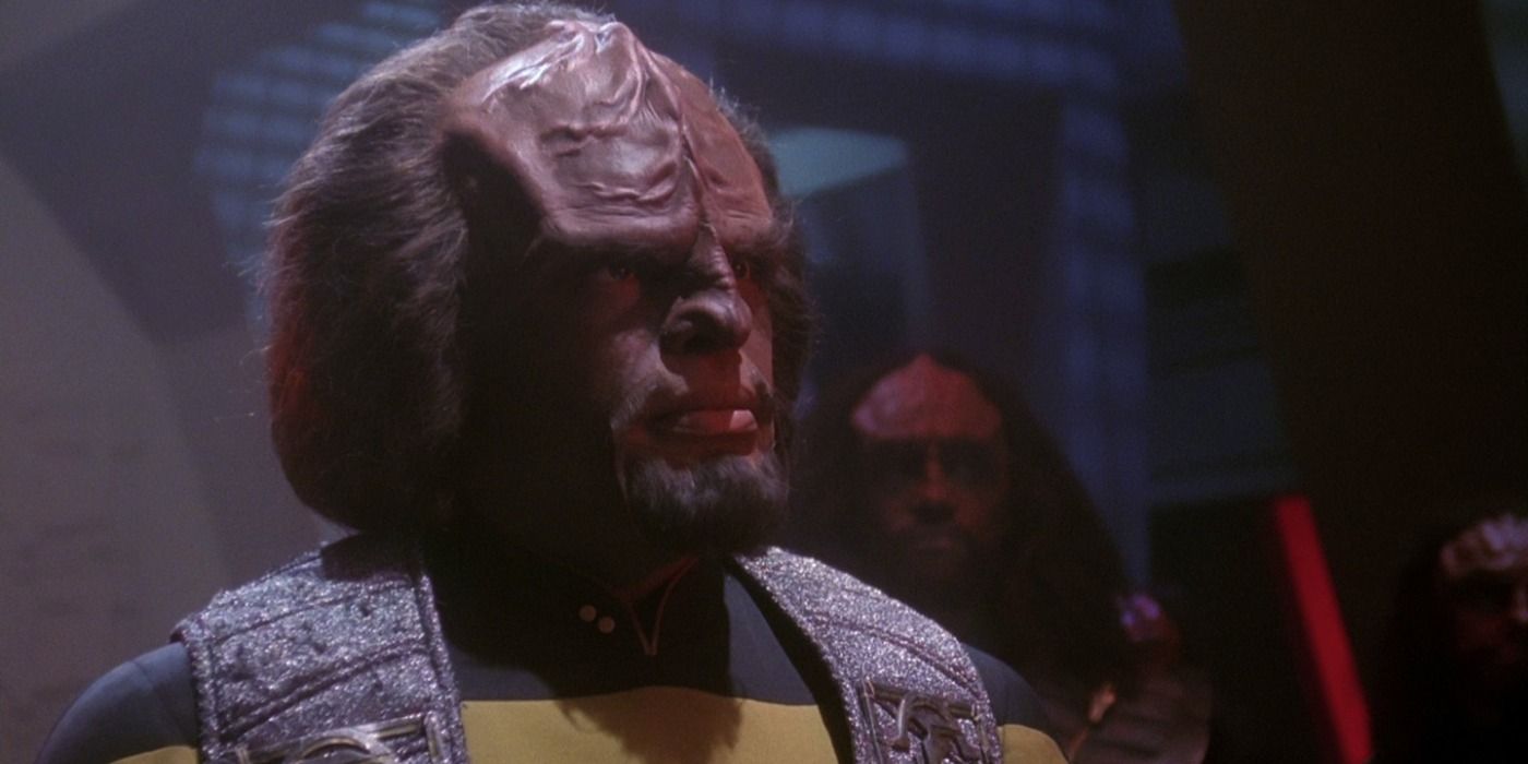 This Worf Scene In Star Trek: The Next Generation's Very First Episode Set Up His Entire Character Arc