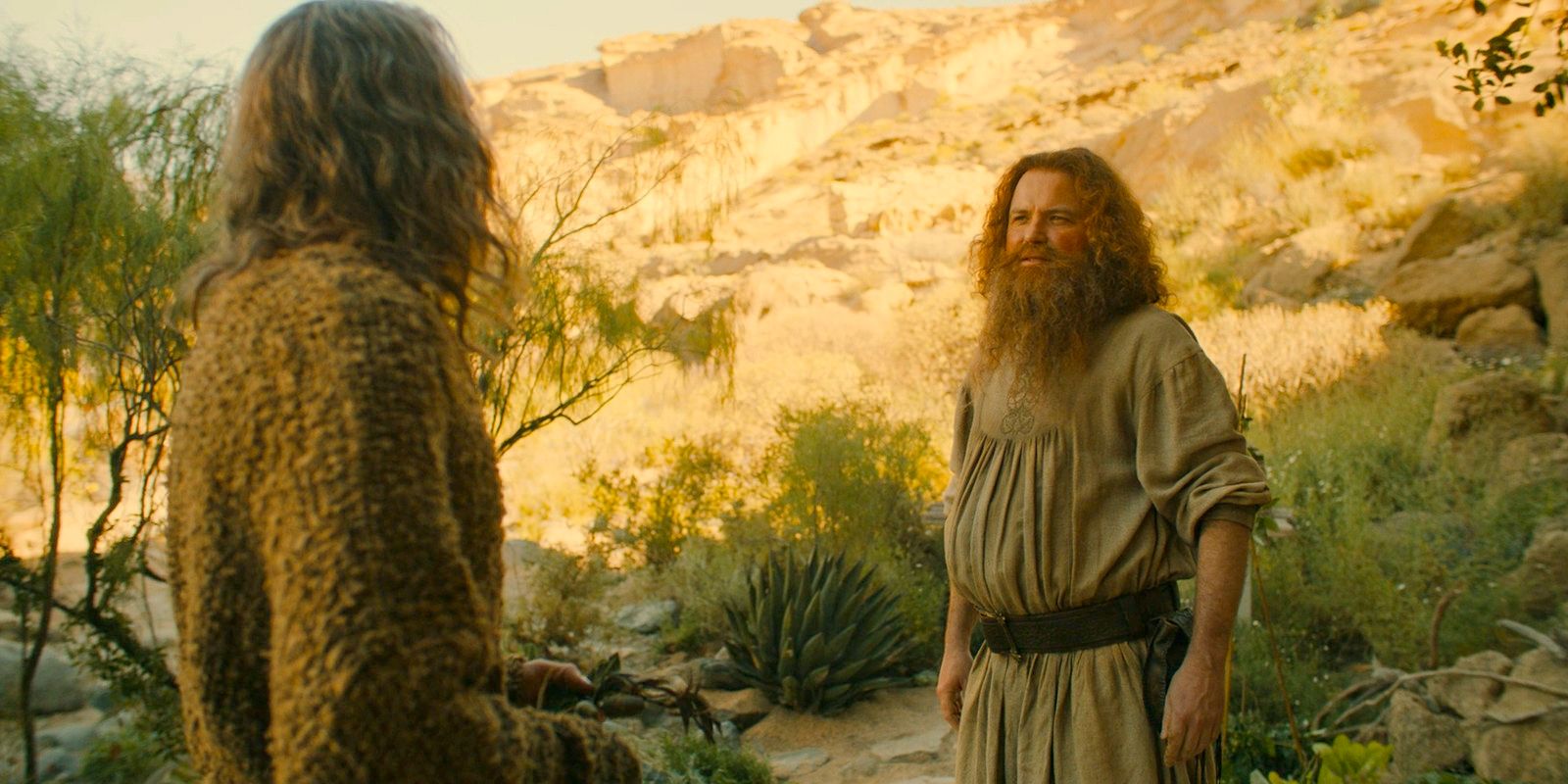 El Extraño conoce a Tom Bombadil (Rory Kinnear) en El Señor de los Anillos: Los Anillos de Poder Temporada 2 Episodio 4