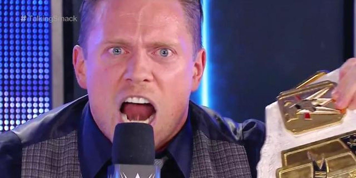 The Miz realiza una promoción en Talking Smack mientras sostiene el Campeonato Intercontinental de la WWE