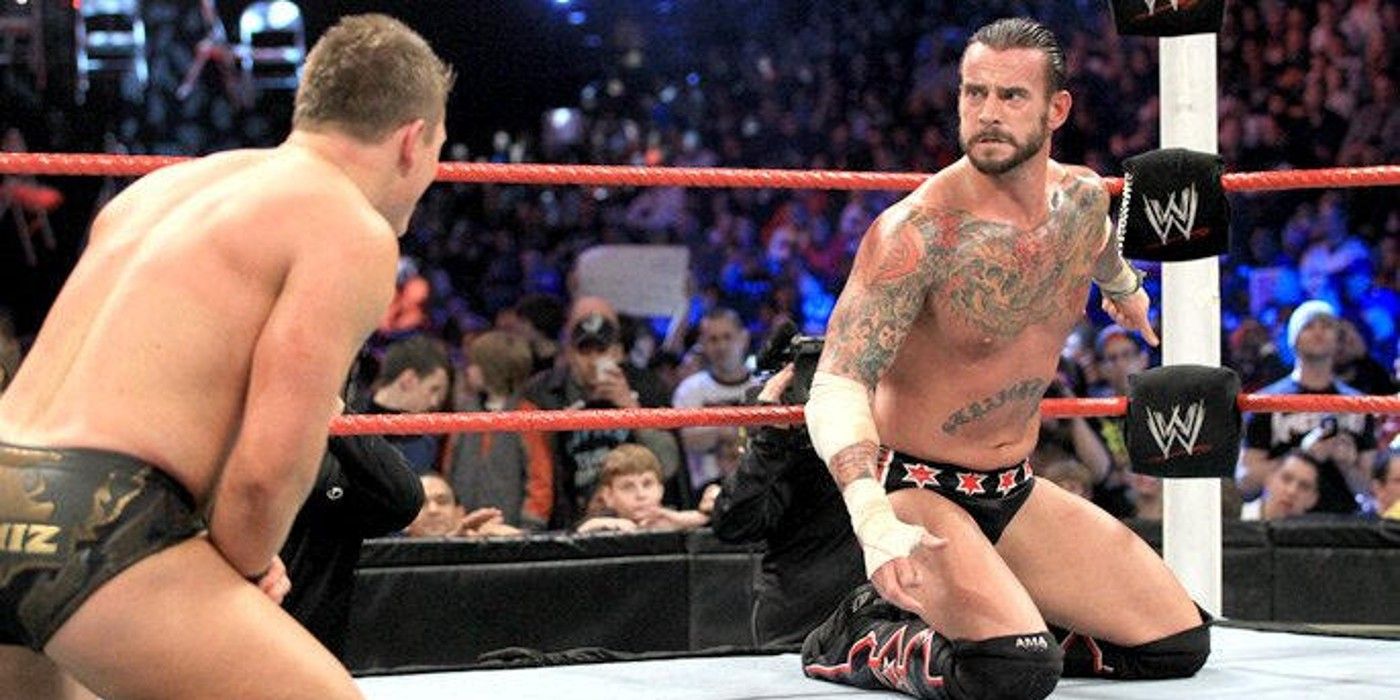 The Miz se ríe mientras CM Punk es esposado en WWE TLC 2012