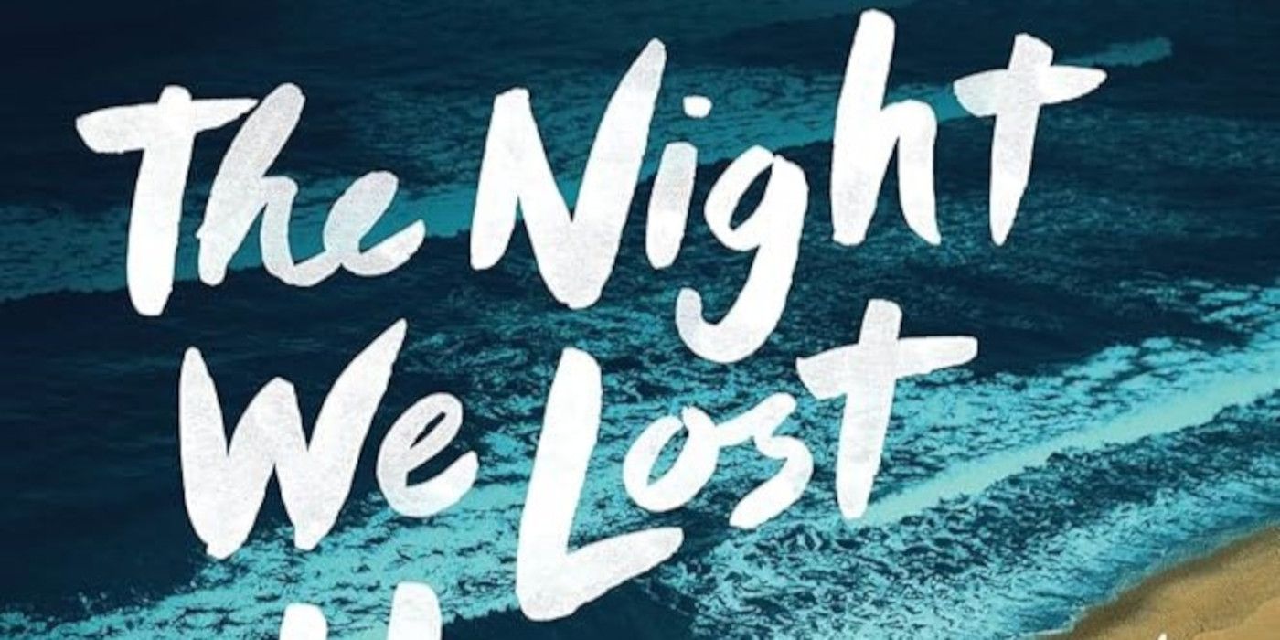 Capa de The Night We Lost Him com o mar e a areia com o texto em branco