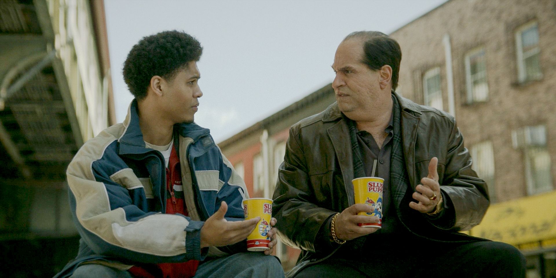 Victor (Rhenzy Feliz) e Oz Cobb / The Penguin (Colin Farrell) curtindo um Slush Puppie no The Penguin, temporada 1, episódio 1