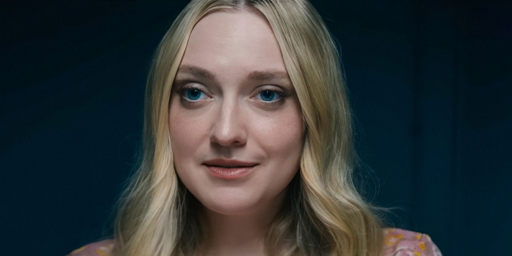 Abby Winbury (Dakota Fanning) olhando para o futuro em The Perfect Couple