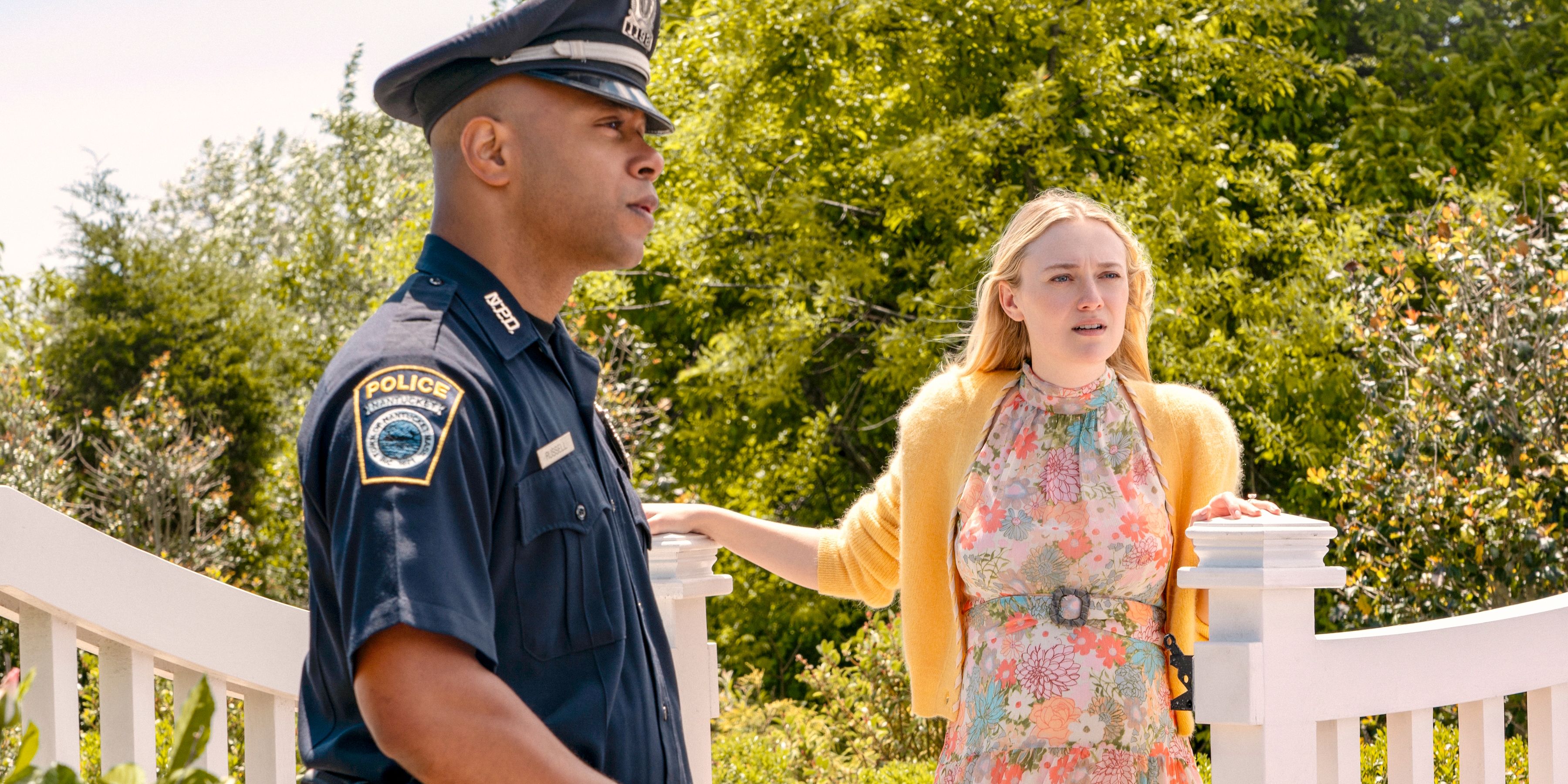 Abby Winbury (Dakota Fanning) parecendo surpresa com a presença da polícia em The Perfect Couple