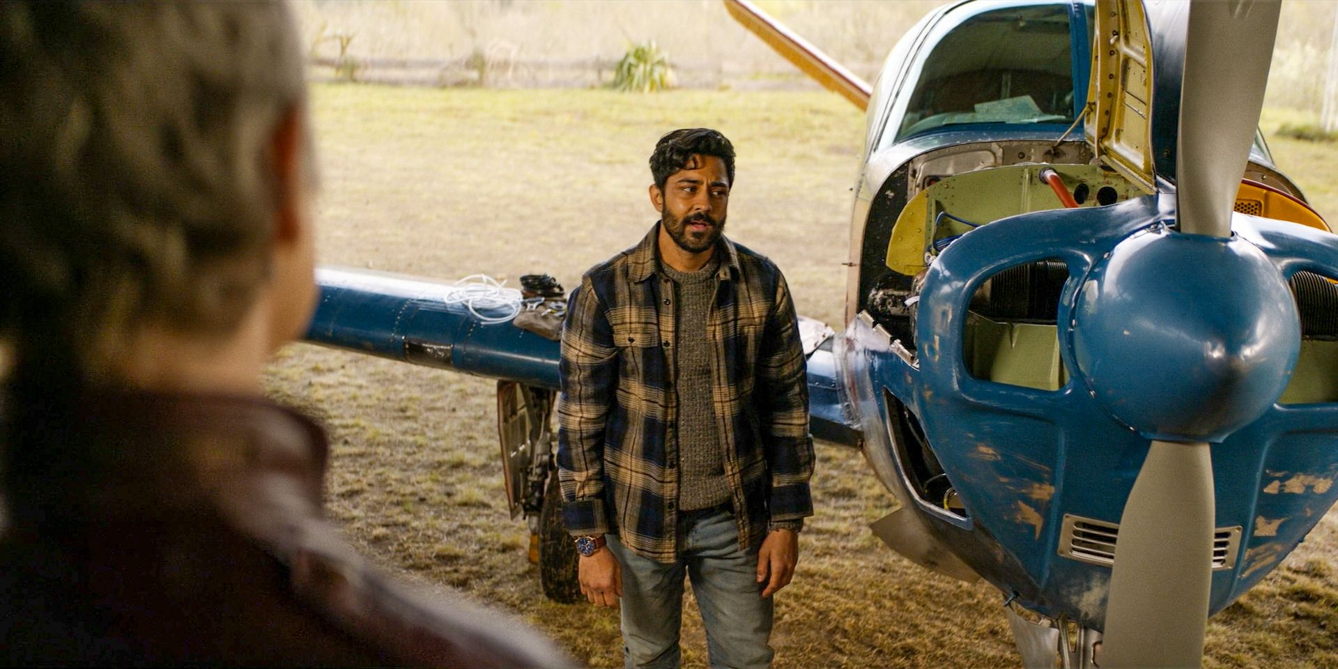 Ash (Manish Dayal) decide ayudar a Carol en su avión a Francia en The Walking Dead: Daryl Dixon.