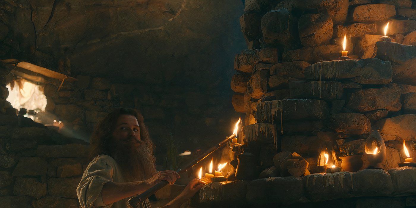 Tom Bombadil encendiendo velas en The Rings of Power temporada 2 (2024)