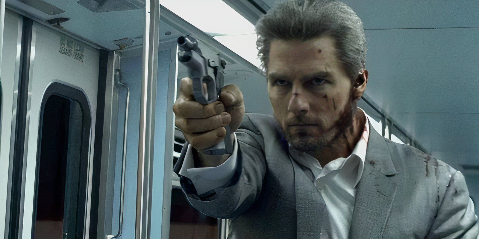 Tom Cruise bloody and holding a gun as Vincent in Collateral