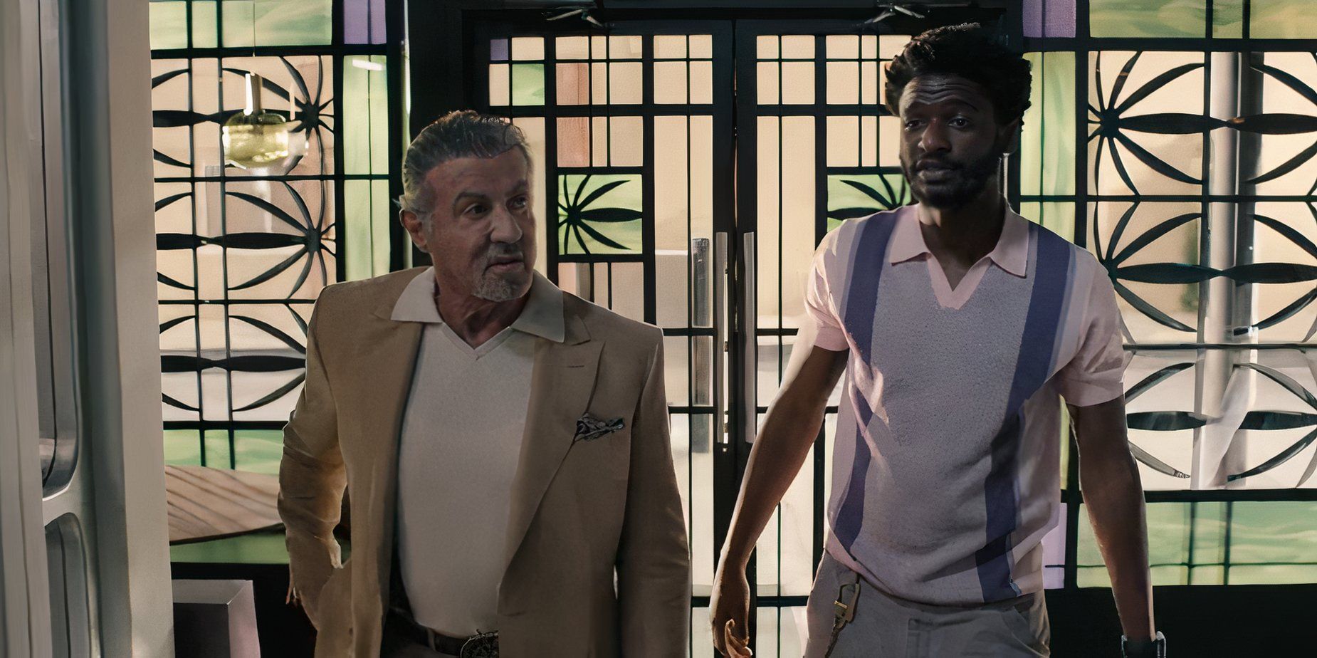 Dwight Manfredi (Sylvester Stallone) y Tyson Mitchell (Jay Will) en un plano superior en Tulsa King Temporada 2 Episodio 1