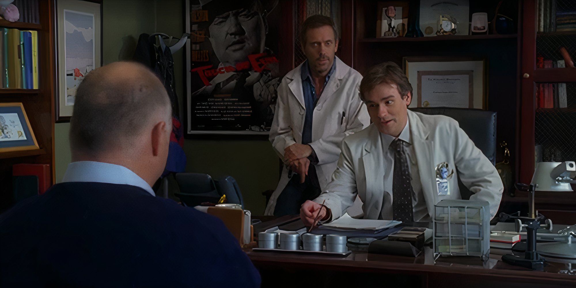 Hugh Laurie como Gregory House y Robert Sean Leonard como James Wilson hablan con el paciente mal diagnosticado de Wilson en el episodio Games House.