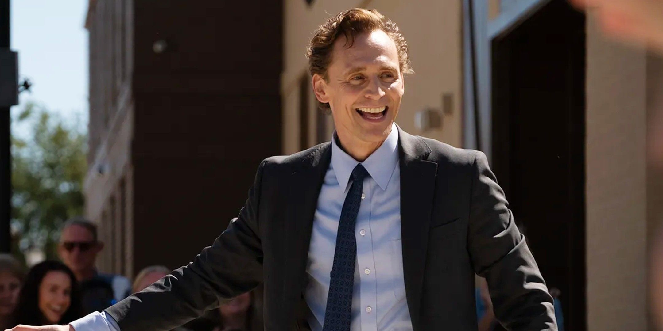 Tom Hiddleston como Chuck Krantz sonriendo en La vida de Chuck