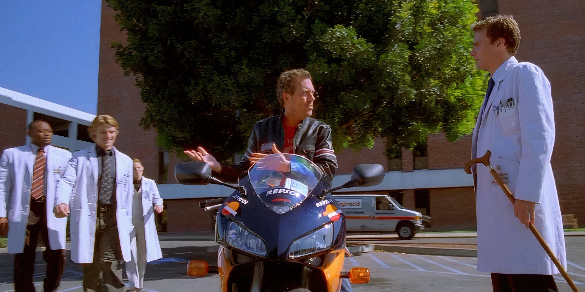 Hugh Laurie como Gregory House muestra su nueva motocicleta a sus colegas en el episodio. 