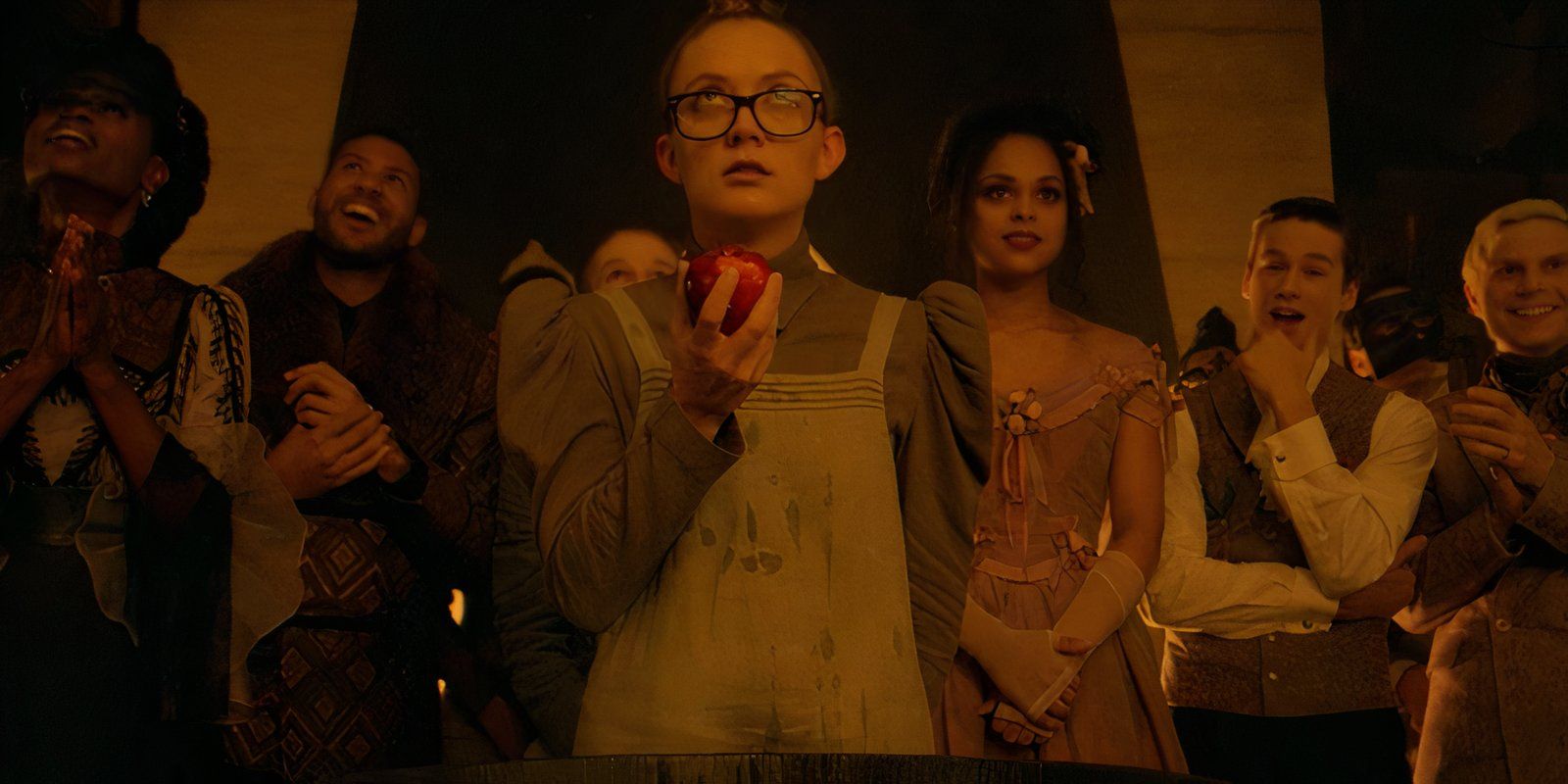 Mallory sosteniendo una manzana en American Horror Story Apocalypse 