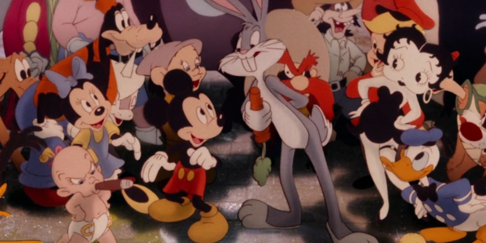 Mickey Mouse conversando com Pernalonga no meio de uma multidão de outros personagens animados em Uma Cilada para Roger Rabbit