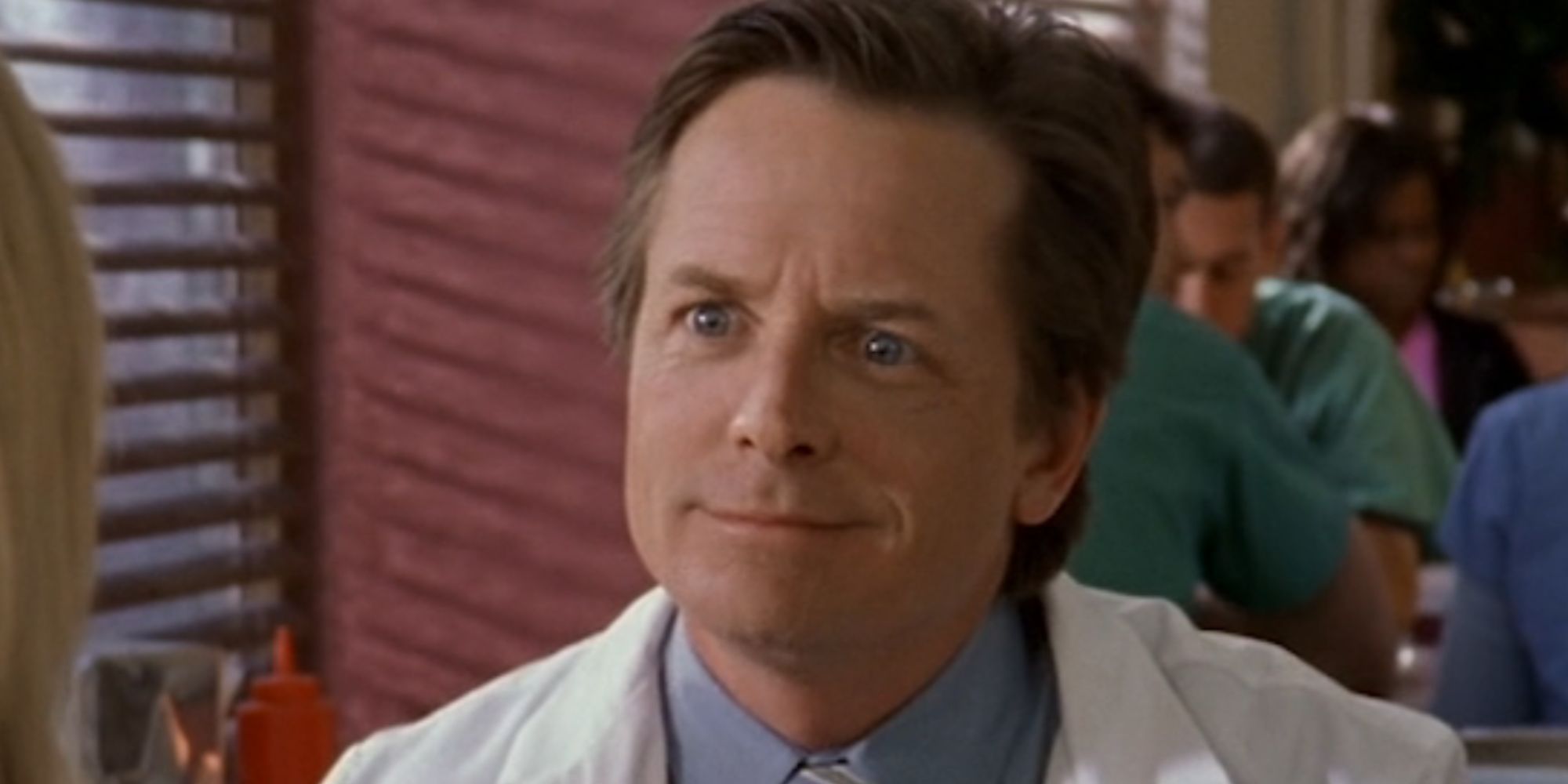 Michael J. Fox sorrindo como Dr. Kevin Casey em Scrubs