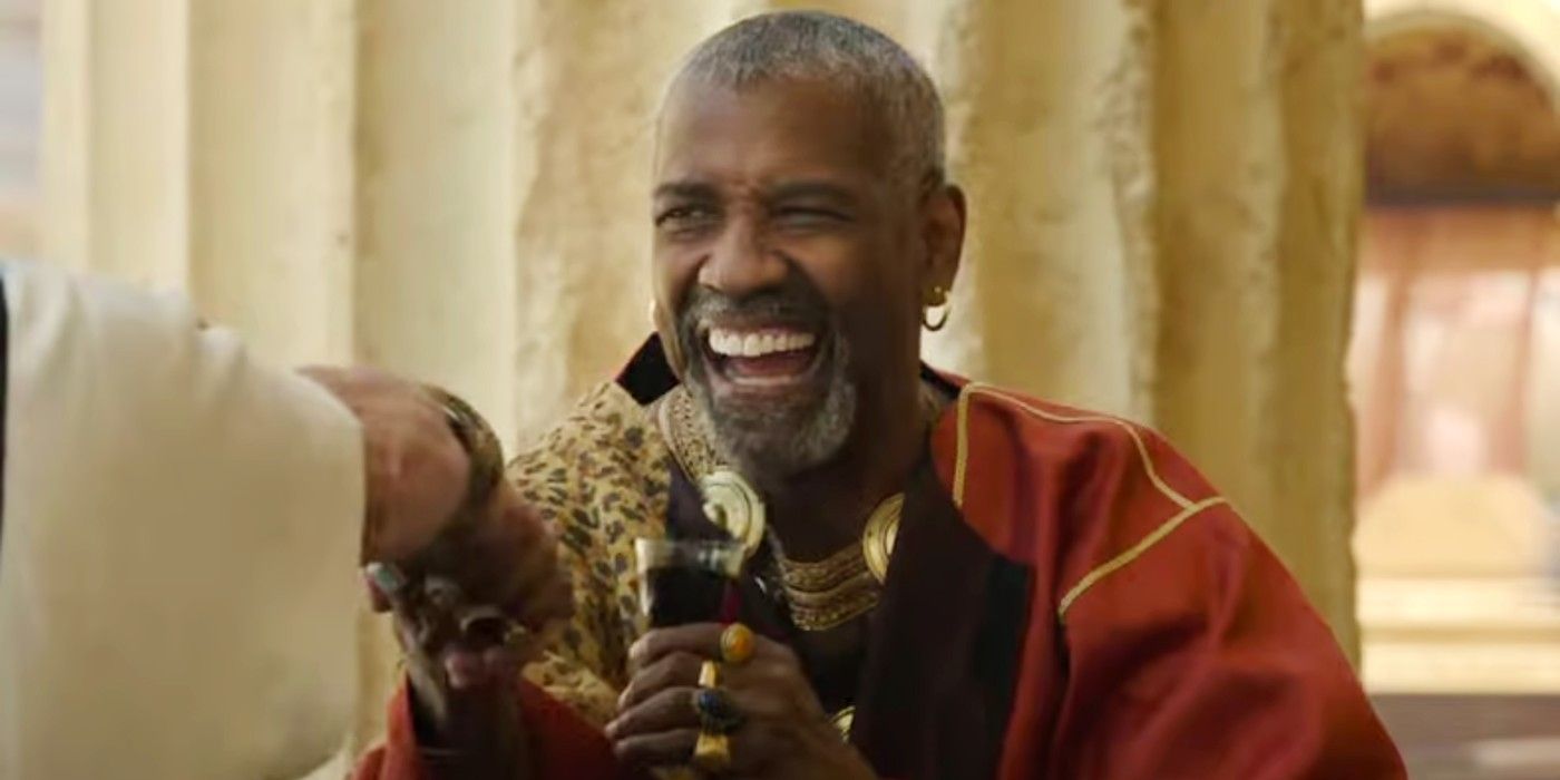 Denzel Washington sonríe en Gladiador 2