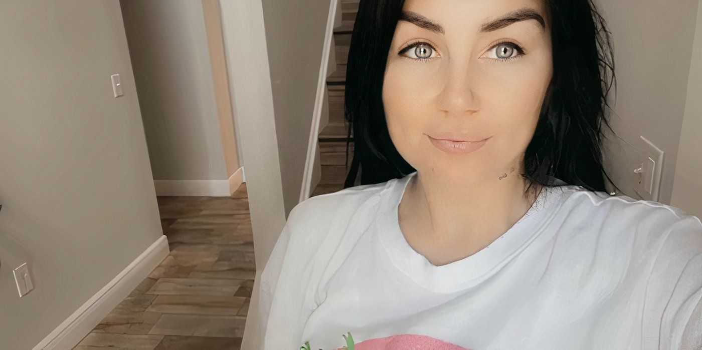 Veah Netherton In 90 Day Fiance taking selfie near steps in whit shirt