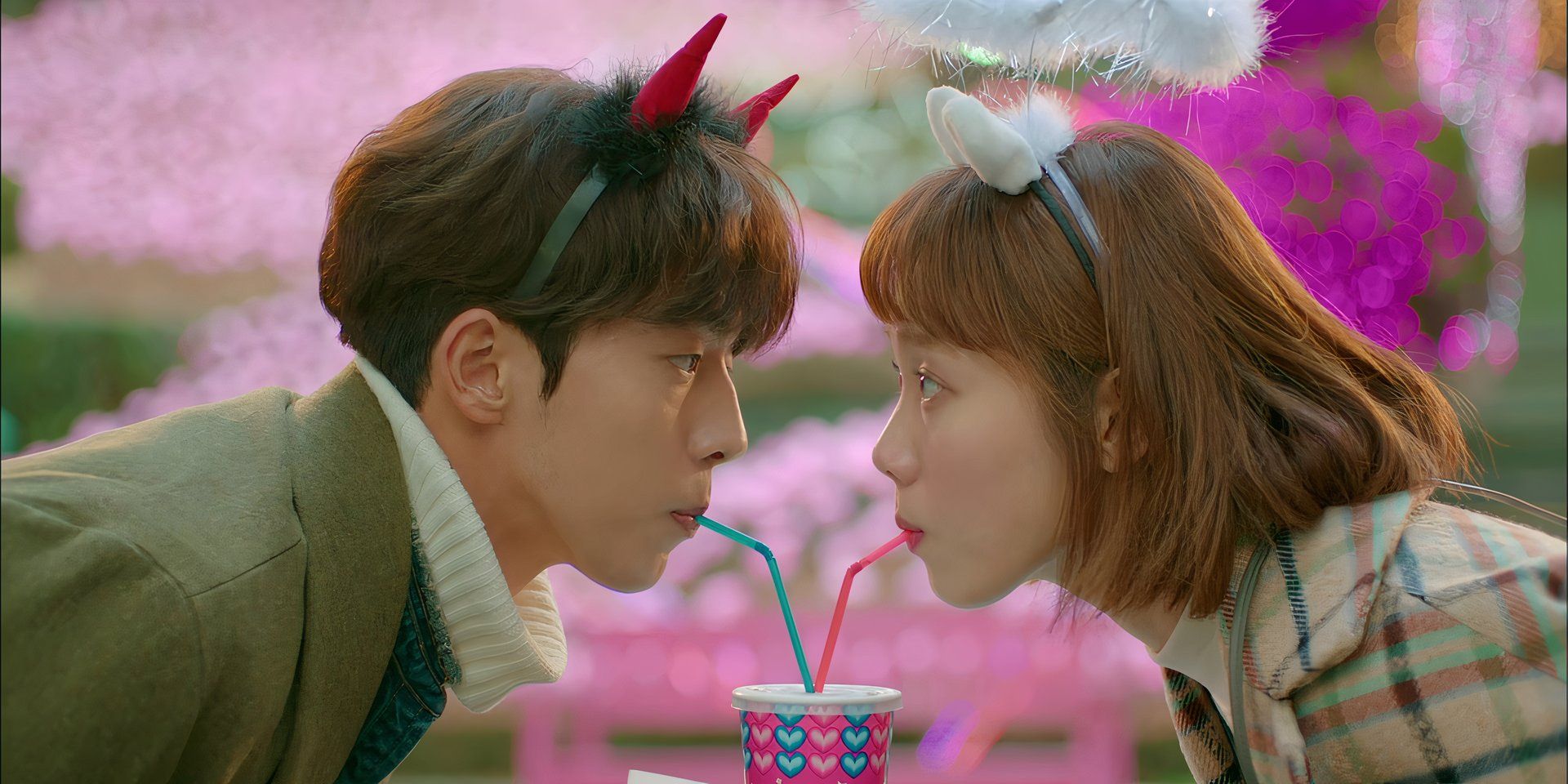 Kim Bok-joo e Jung Joon-hyung bebem do mesmo copo com canudos separados em Fada do Halterofilismo Kim Bok-joo