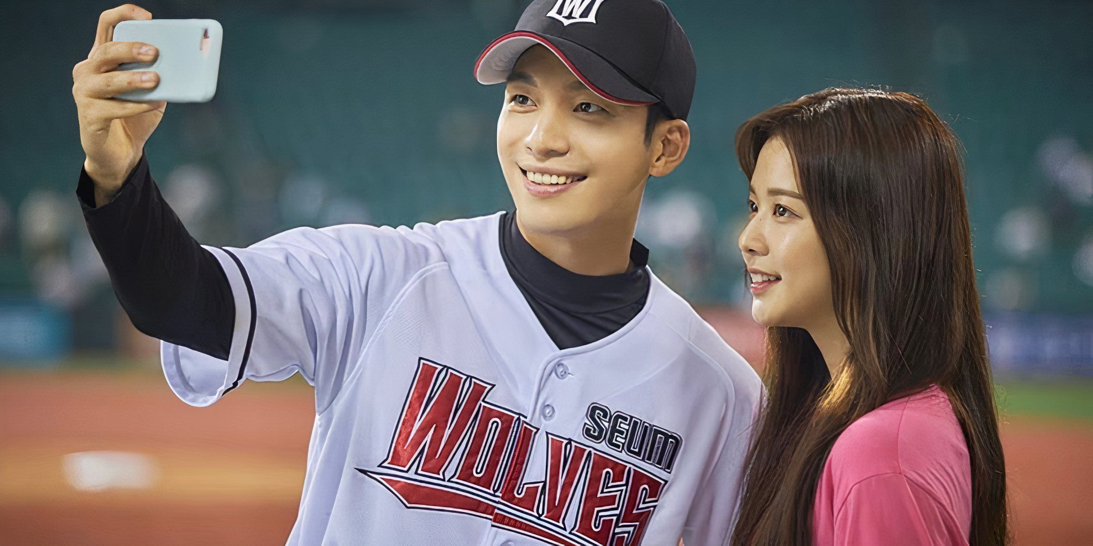 Wi Ha-joon takes a selfie with fan Roh Jeong-eui.