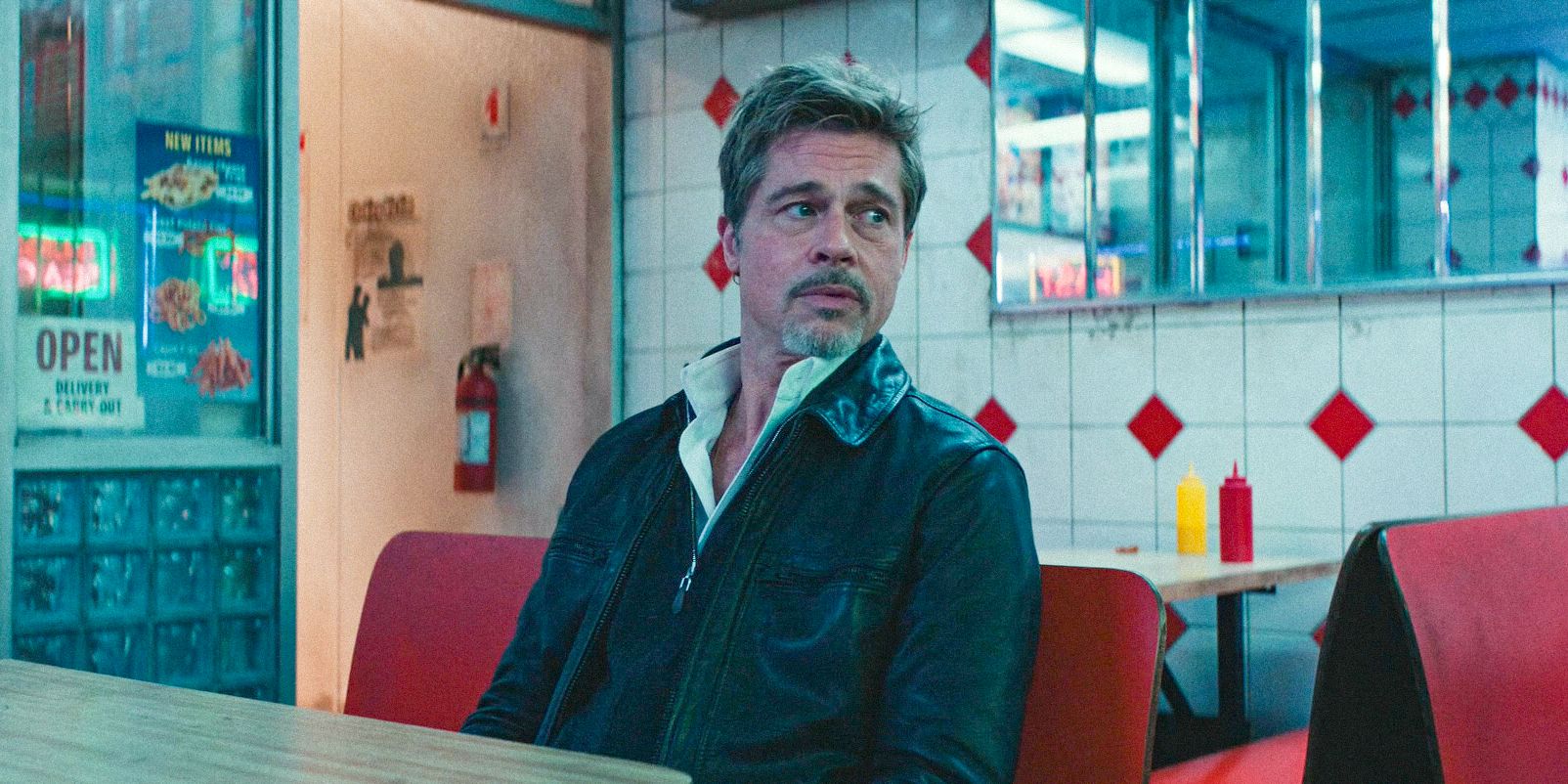 En un restaurante, el hombre de Pam (Brad Pitt) mira con recelo a los Wolves.