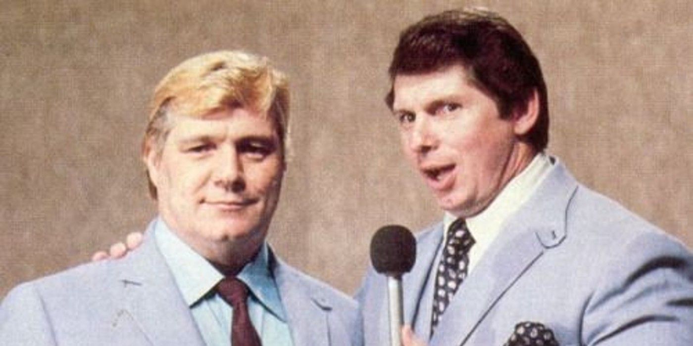 Presidente da WWE, Vince McMahon, entrevistando Pat Patterson