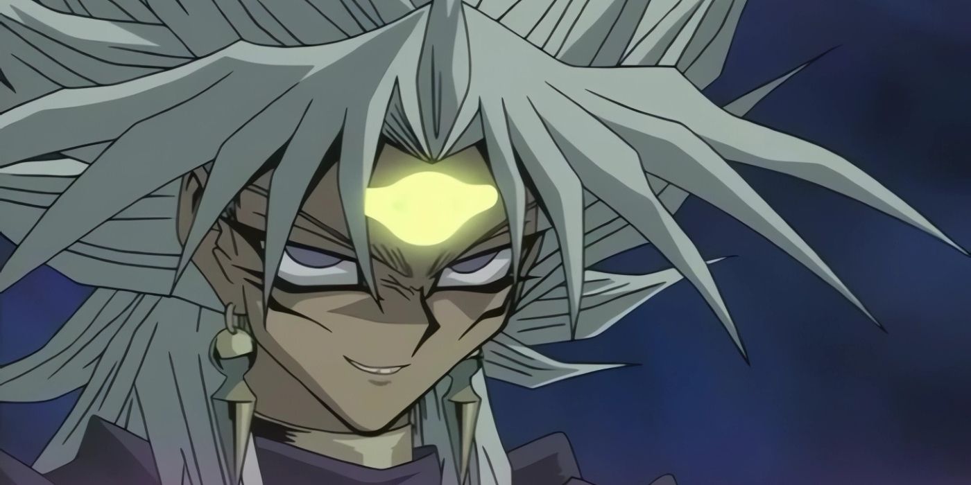 Yami Marik sorrindo enquanto duela com alguém. 