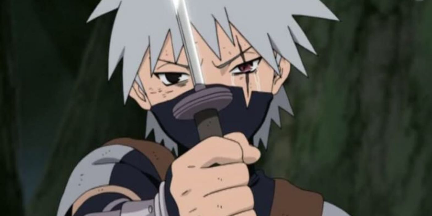 El joven Kakashi tiene una espada en la mano y empuña el Sharingan de Obito.