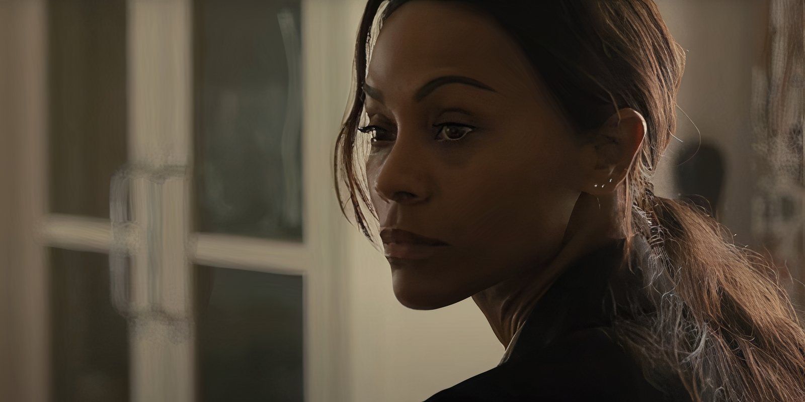 Zoe Saldana olhando por cima do ombro como Joe na 2ª temporada de Lioness