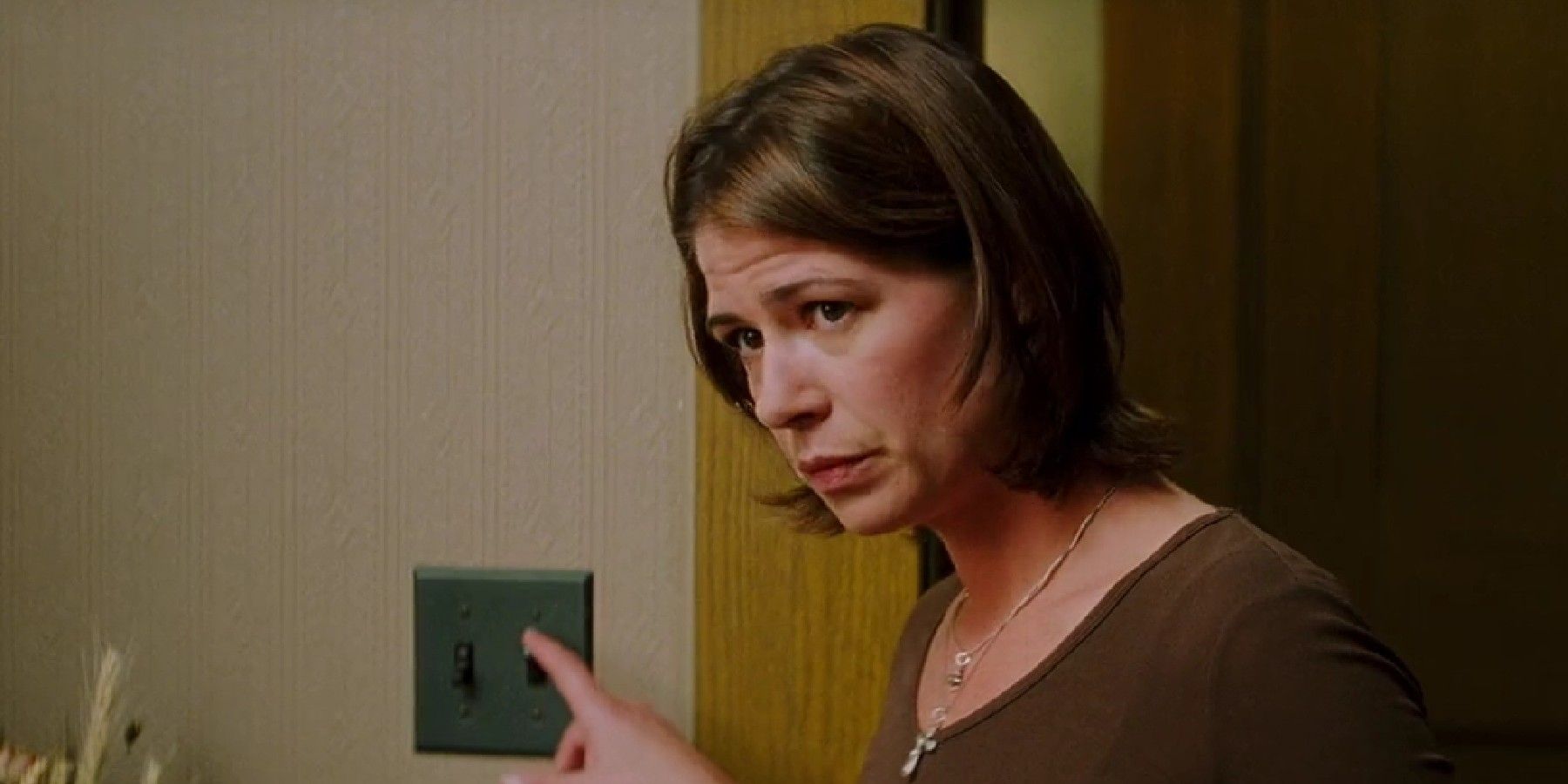 Maura Tierney turning on a light in Insomnia