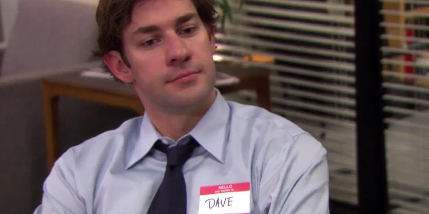 Jim lleva un "dave" etiqueta con el nombre como disfraz de Halloween en la oficina