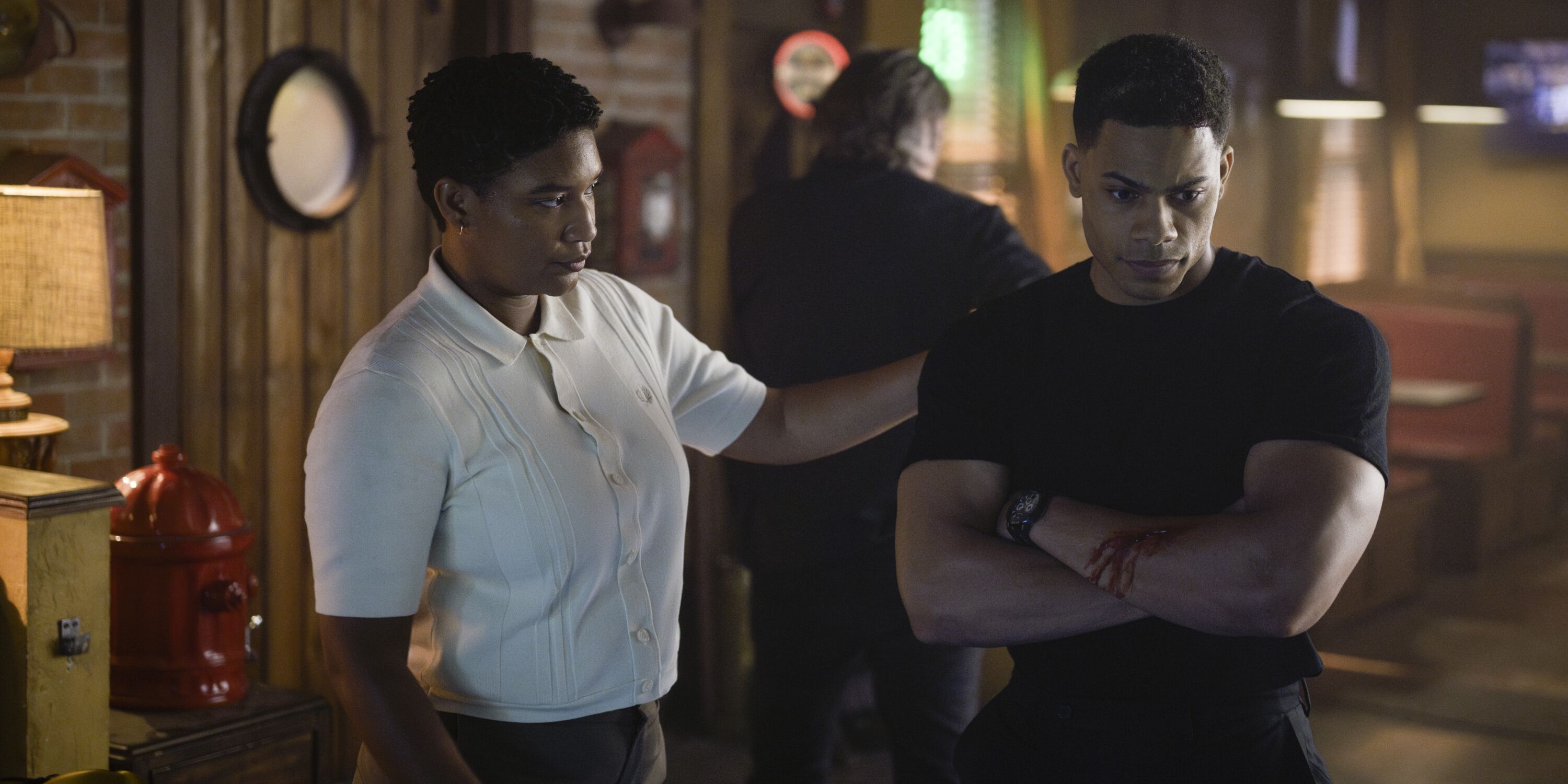 Jules Latimer como Eve Edwards y Jordan Calloway como Jake Crawford en el episodio 1 de la temporada 3.