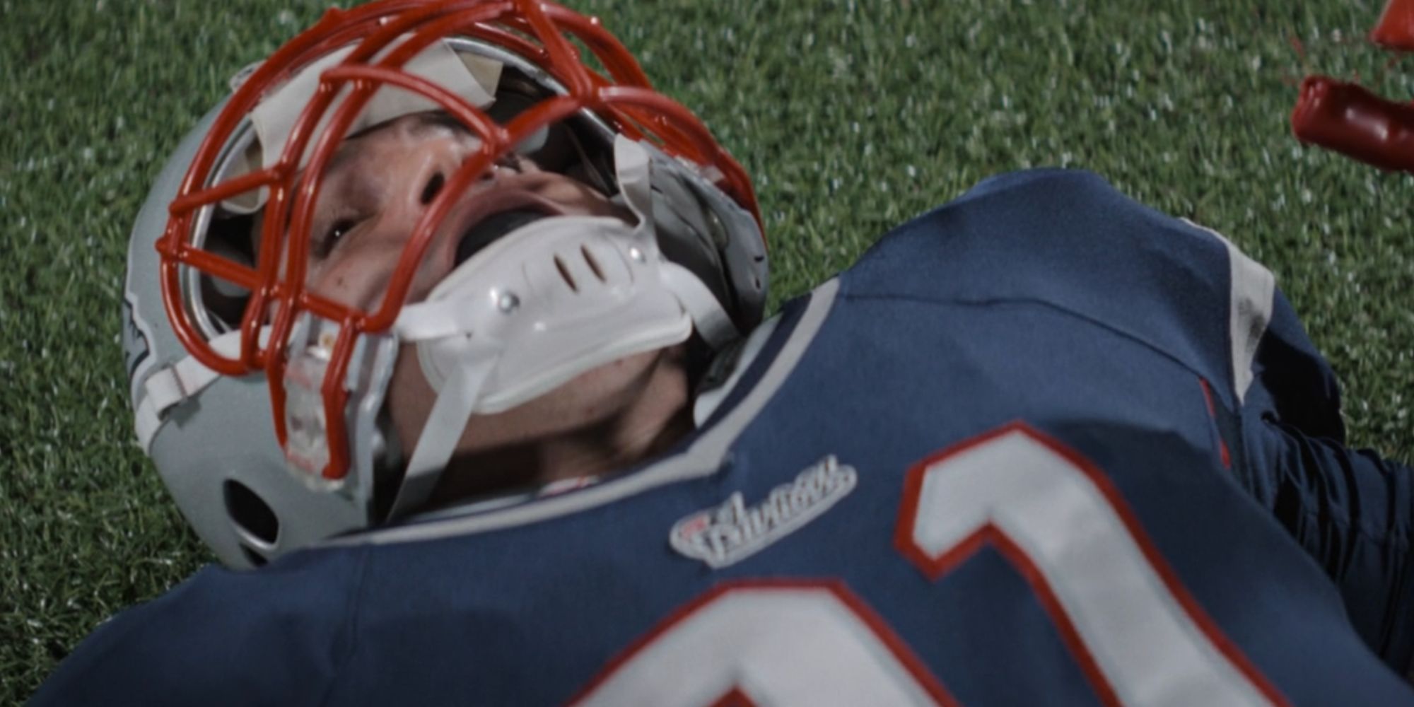 Josh Rivera no chão como Aaron Hernandez em American Sports Story