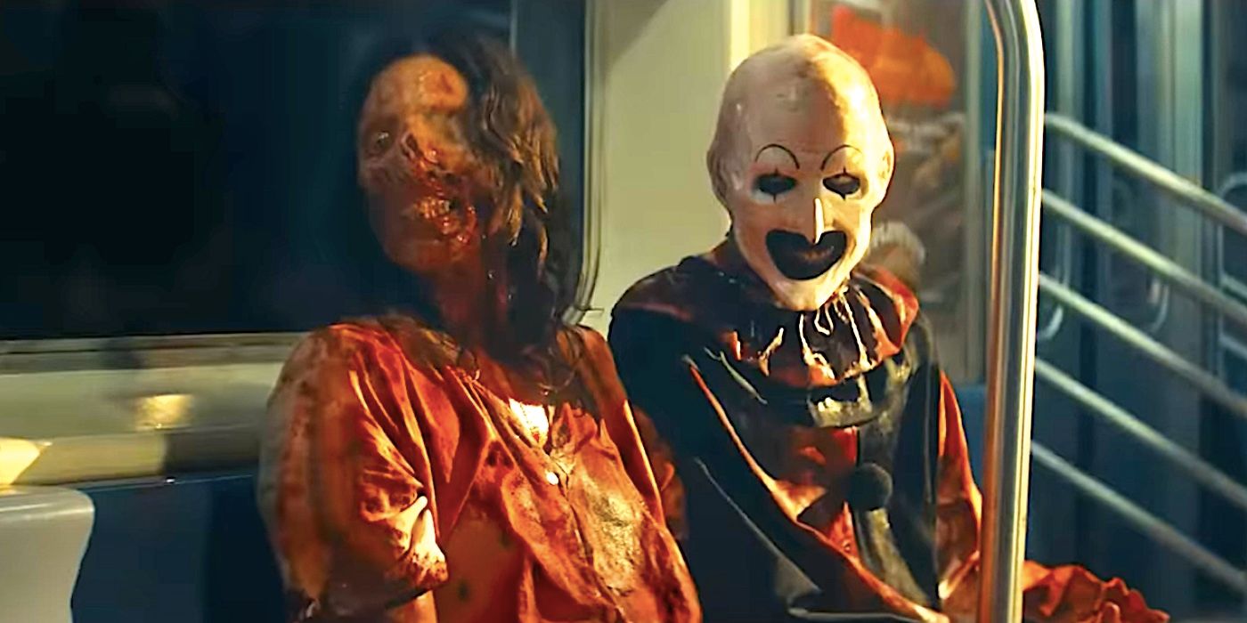 Art the Clown y Bloody Victoria se sientan en el metro en el tráiler de Terrifier 3.