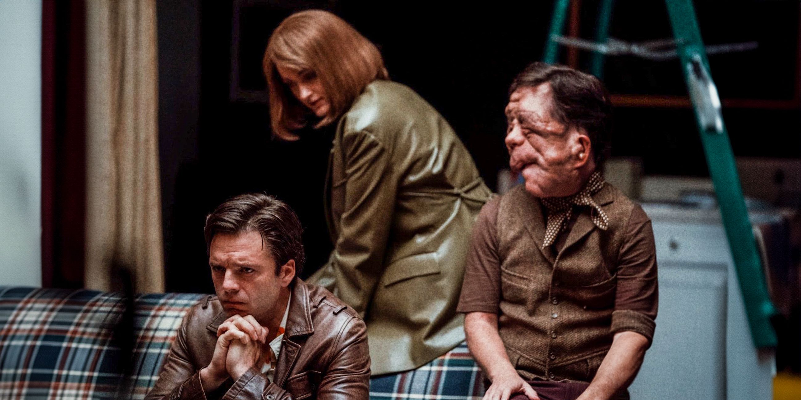 Edward (Sebastian Stan), Ingrid (Renate Reinsve) e Oswald (Adam Pearson) sentados no sofá parecendo pensativos em A Different Man